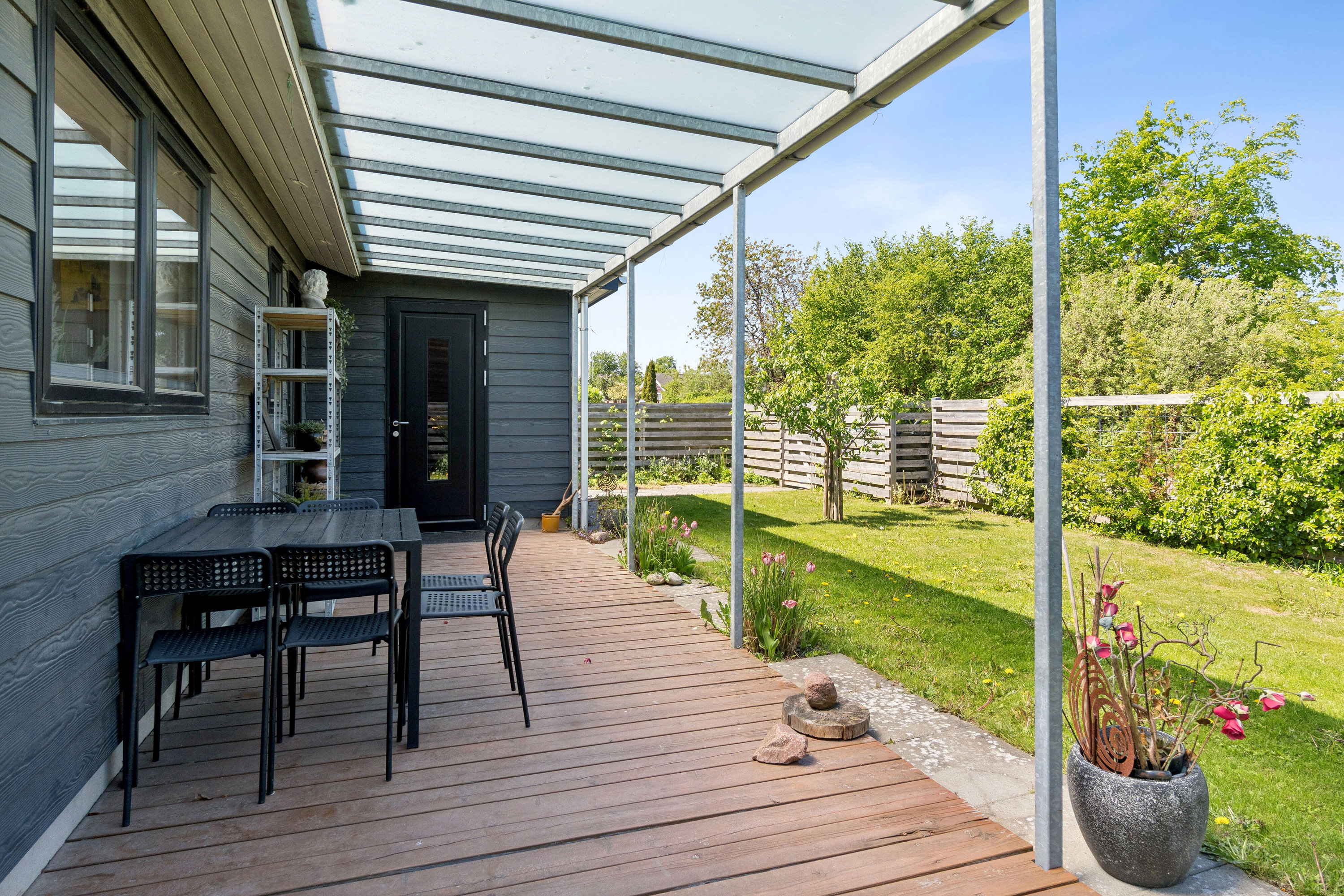 Fremhævet overdækket terrasse billede i fuldskærmstilstand. Billede af Porsdam 13, 2650 Hvidovre