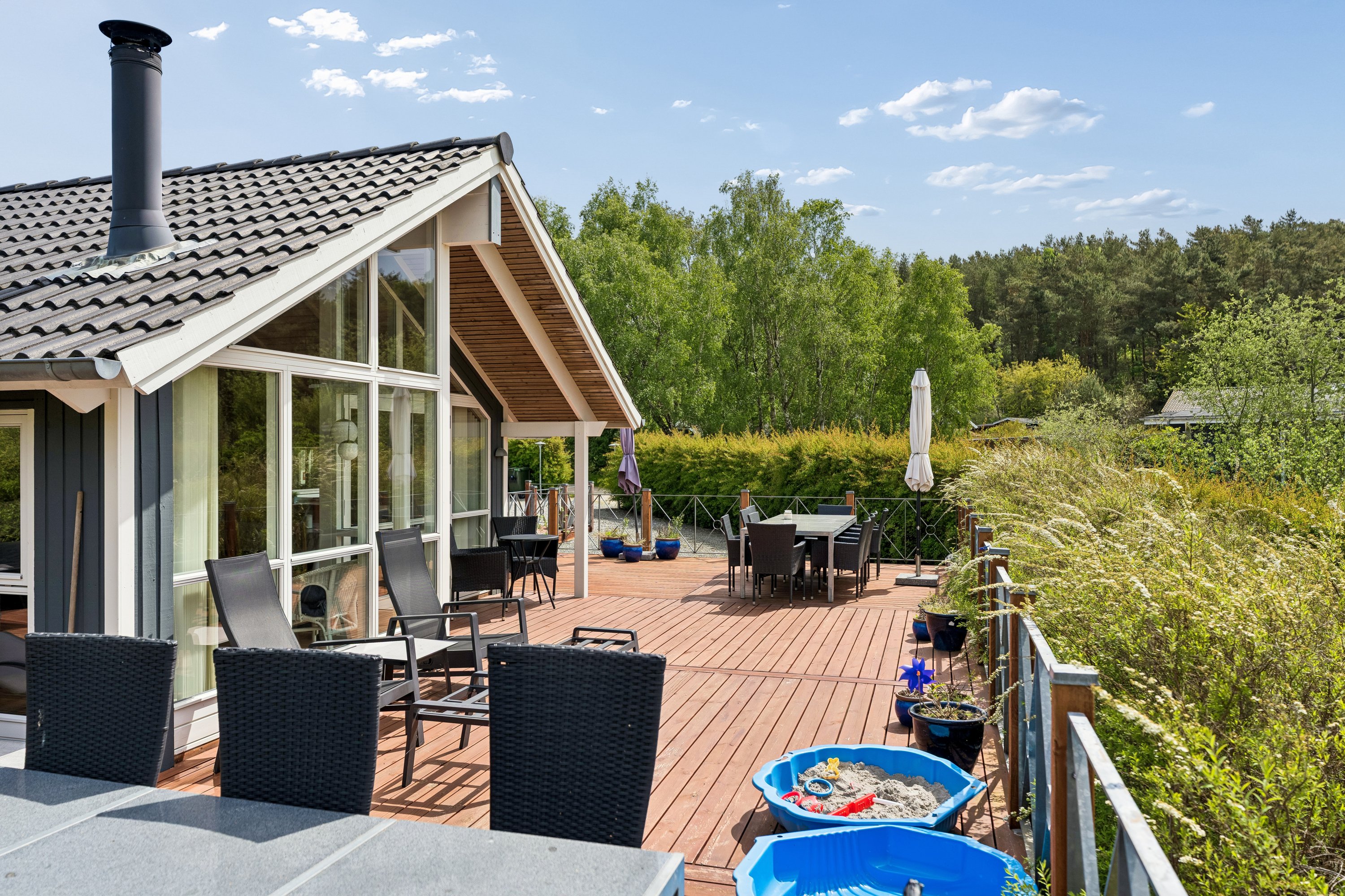 Fremhævet terrasse billede i fuldskærmstilstand. Billede af Bækholmen 27, Dråby, 8400 Ebeltoft