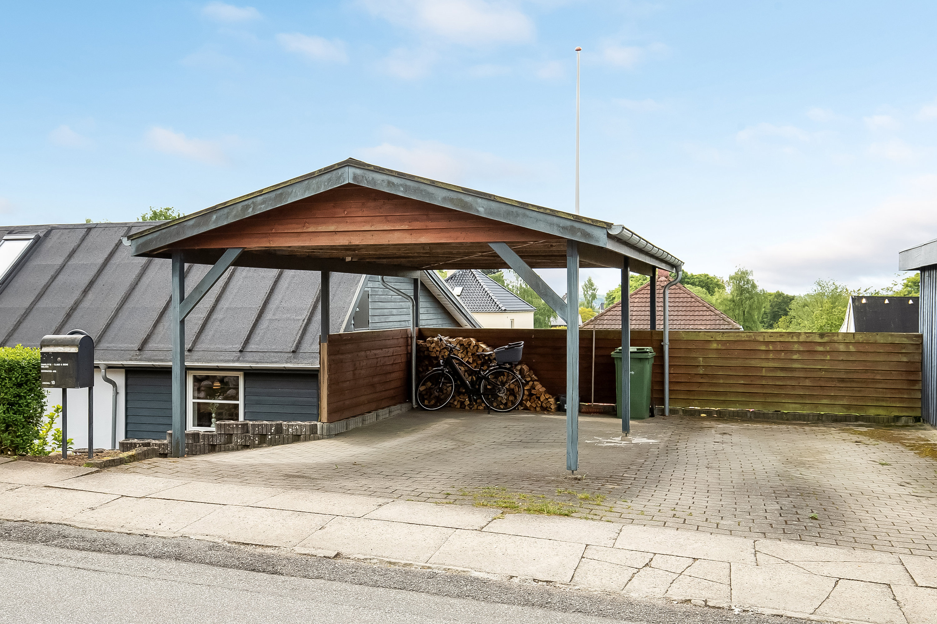 Fremhævet carport billede i fuldskærmstilstand. Billede af Askevej 10, Uhrhøj, 7100 Vejle