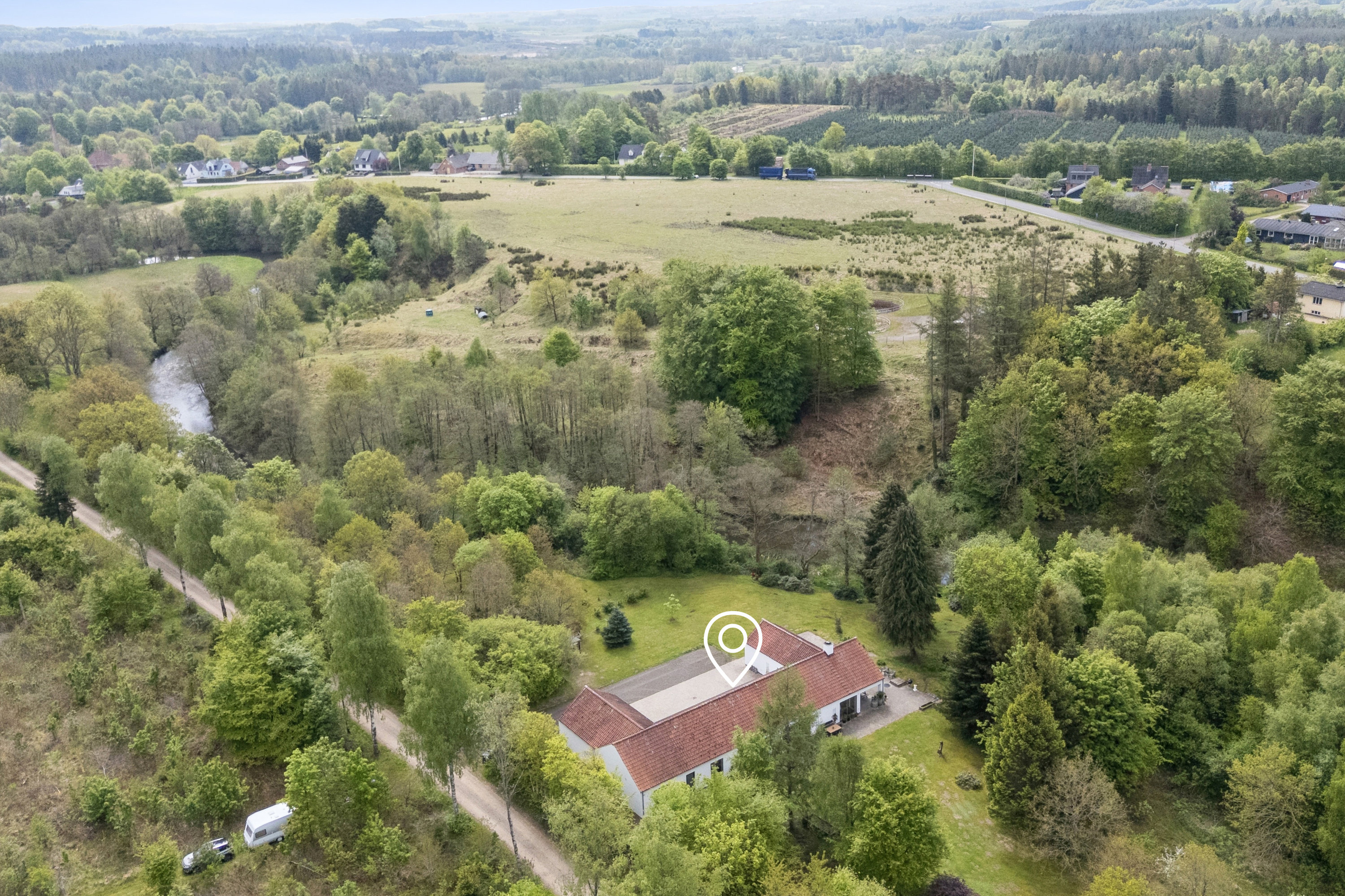 Fremhævet luftfoto billede i fuldskærmstilstand. Billede af Højlundvej 3, Voervadsbro, 8660 Skanderborg