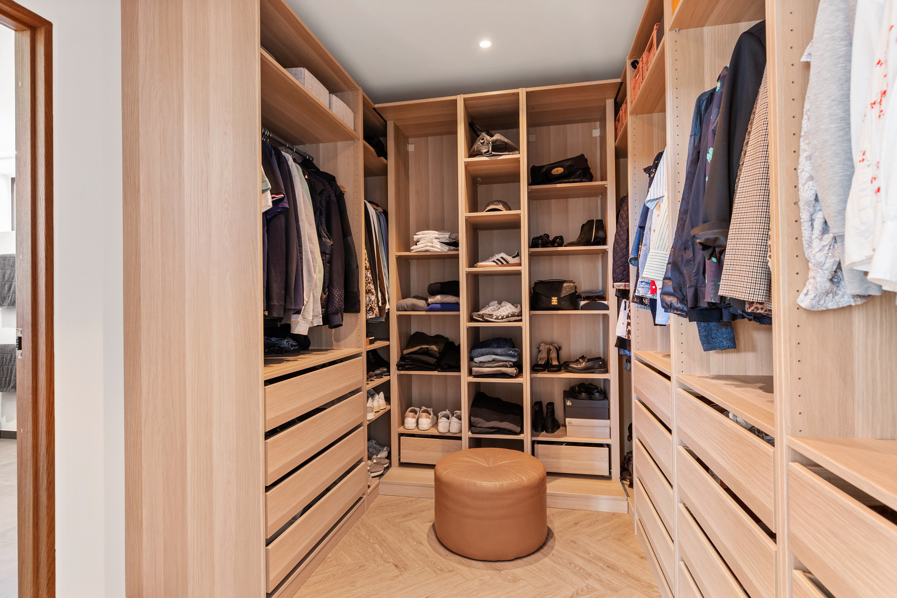Fremhævet walkin closet billede i fuldskærmstilstand. Billede af Solsort Alle 4, 9440 Aabybro