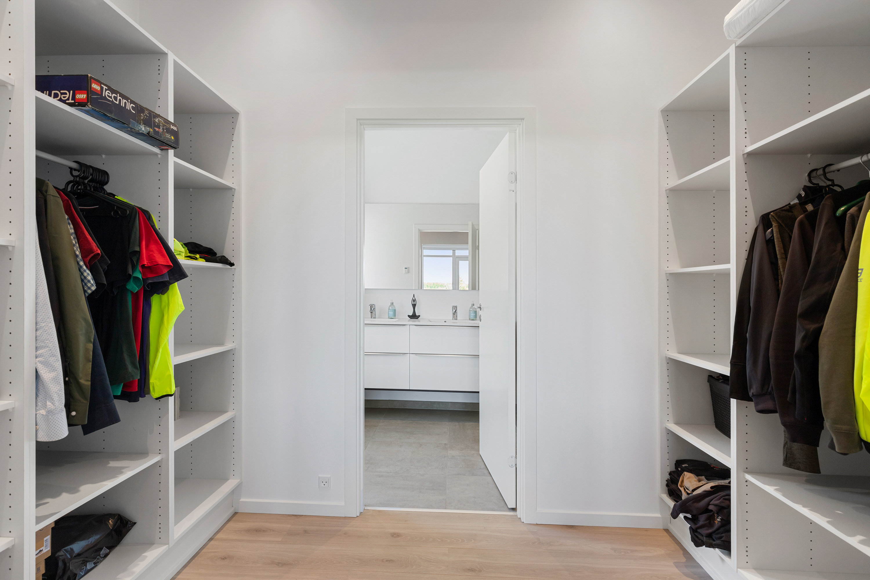 Fremhævet walkin closet billede i fuldskærmstilstand. Billede af Ådalen 145, 9700 Brønderslev