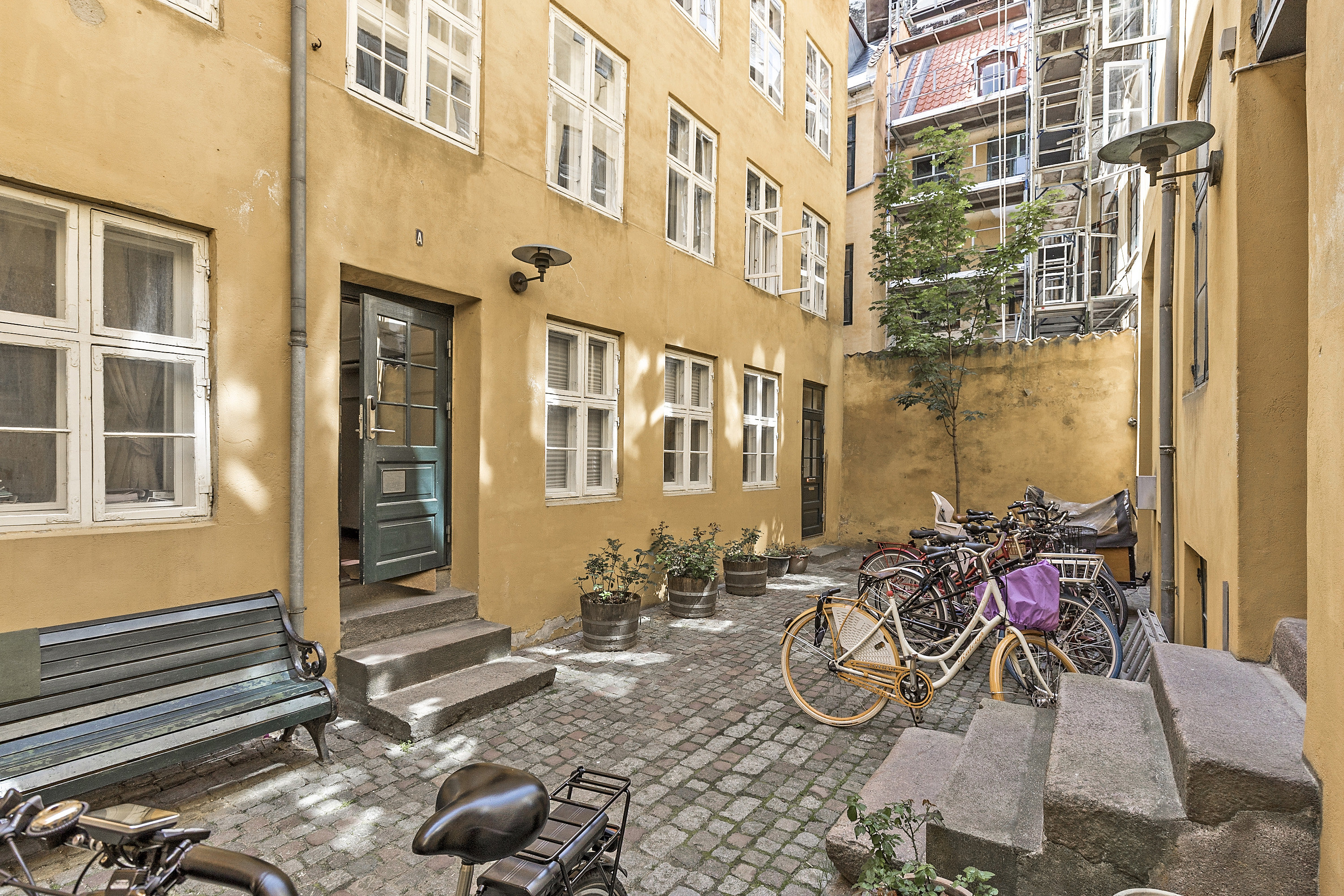 Fremhævet  billede i fuldskærmstilstand. Billede af Kompagnistræde 7A, 3. th., 1208 København K
