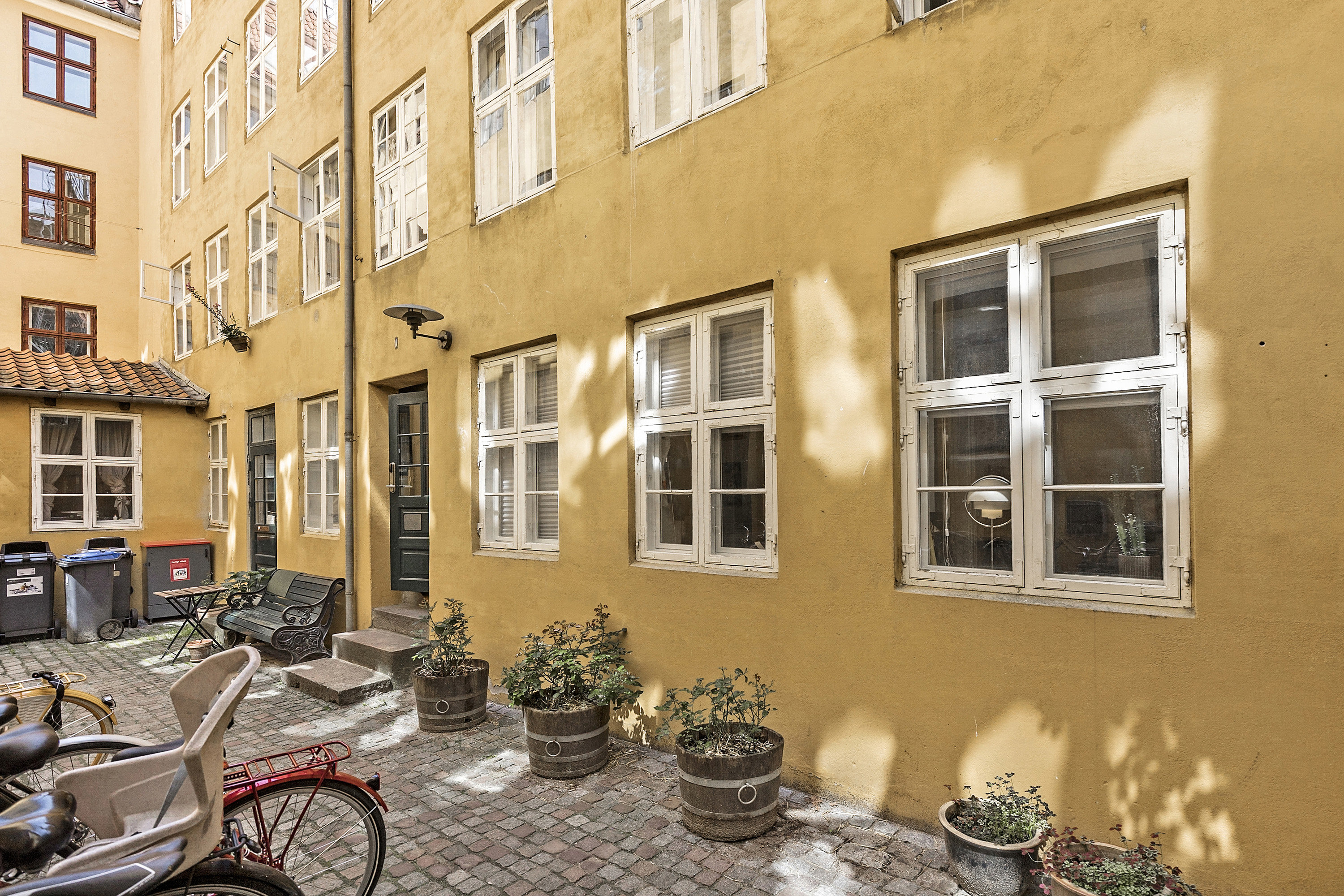 Fremhævet  billede i fuldskærmstilstand. Billede af Kompagnistræde 7A, 3. th., 1208 København K