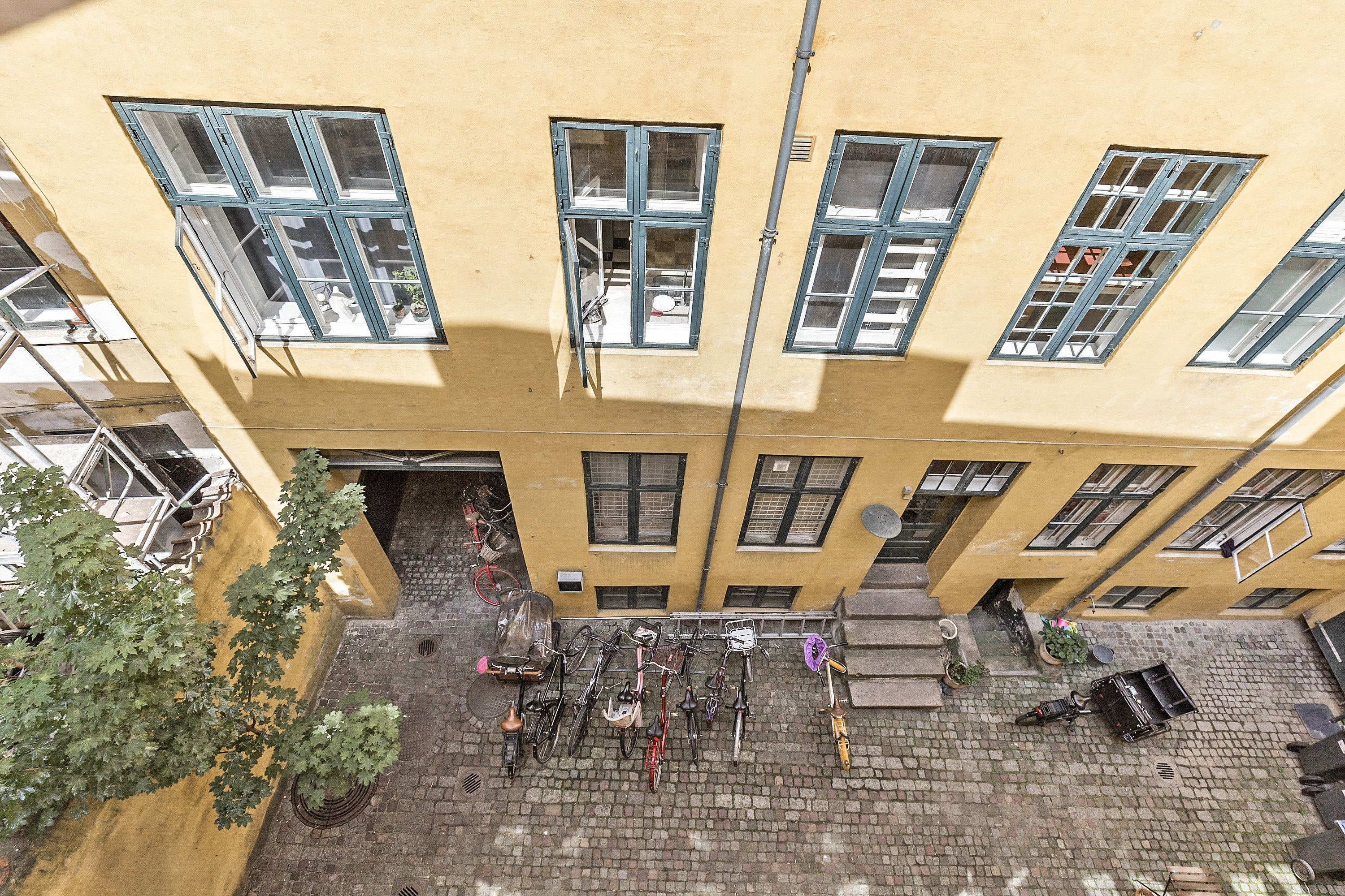 Fremhævet  billede i fuldskærmstilstand. Billede af Kompagnistræde 7A, 3. th., 1208 København K