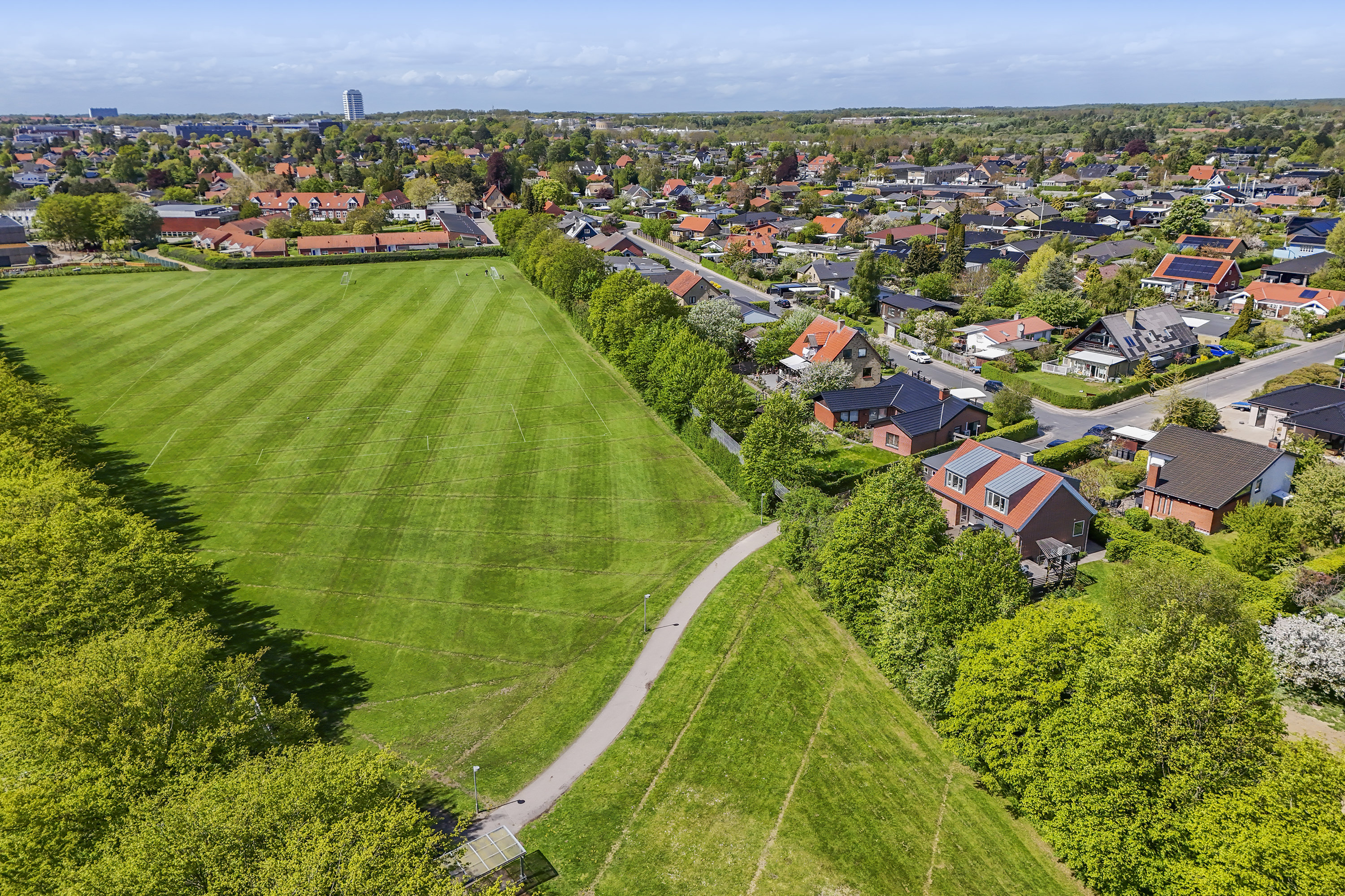 Fremhævet luftfoto billede i fuldskærmstilstand. Billede af Byvolden 24, 2740 Skovlunde