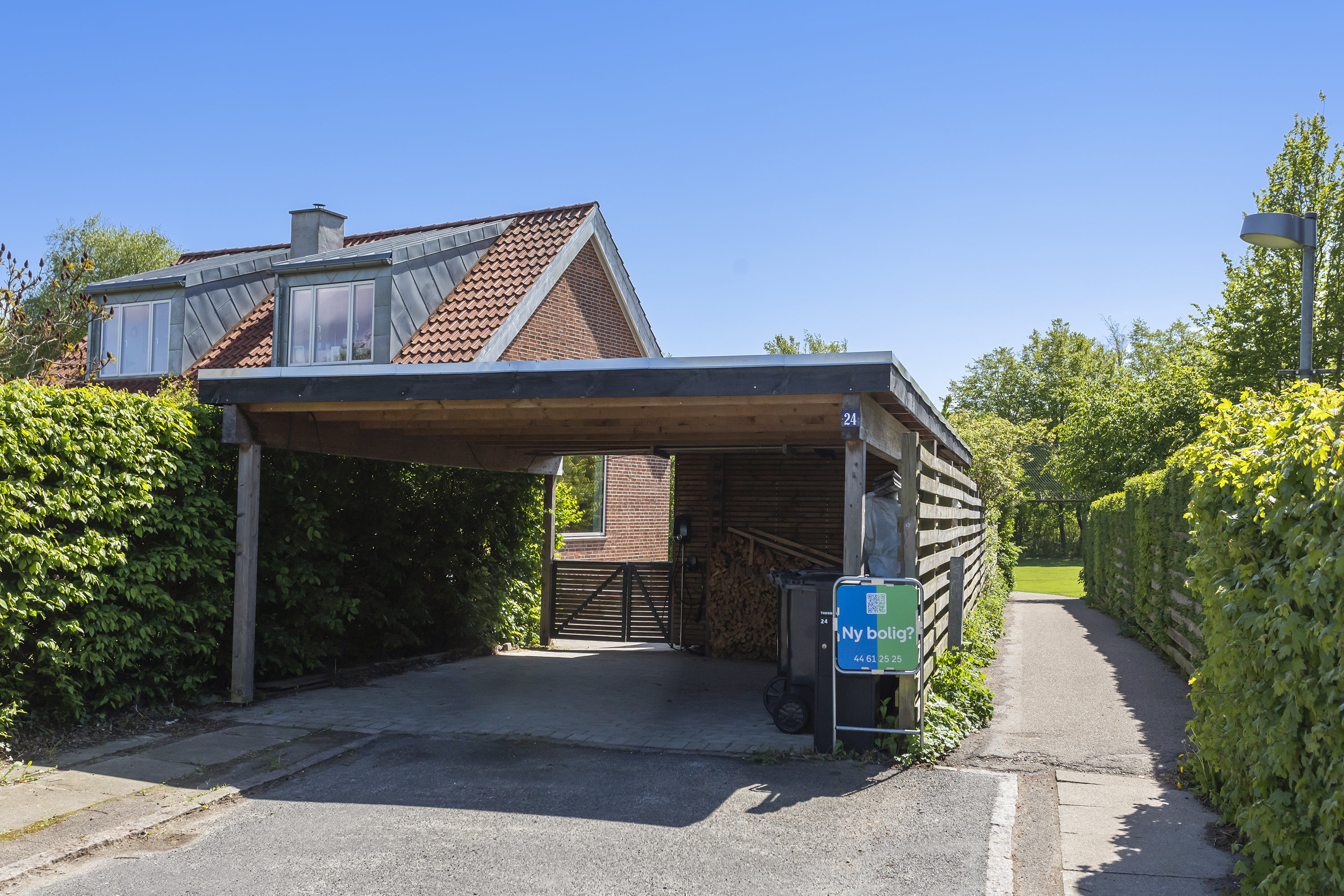 Fremhævet facade billede i fuldskærmstilstand. Billede af Byvolden 24, 2740 Skovlunde