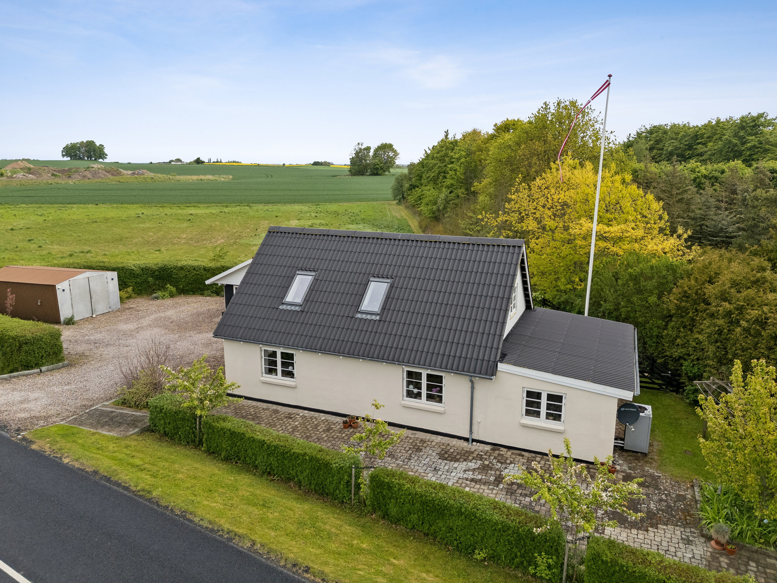Fremhævet set fra vejen billede i fuldskærmstilstand. Billede af Grønhøjvej 7, Kirke Stillinge, 4200 Slagelse