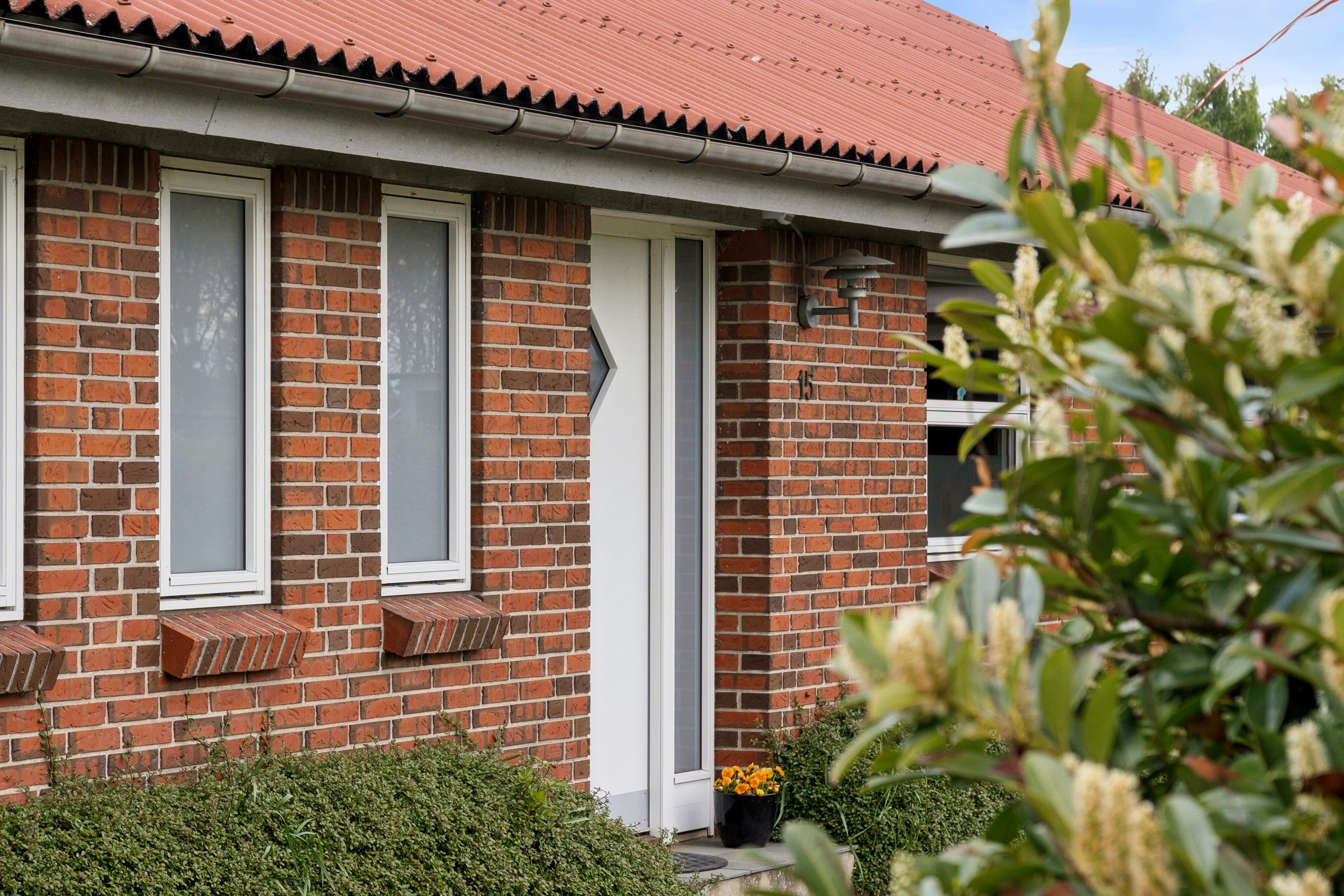 Fremhævet set fra haven billede i fuldskærmstilstand. Billede af Ystadvej 15, 8600 Silkeborg