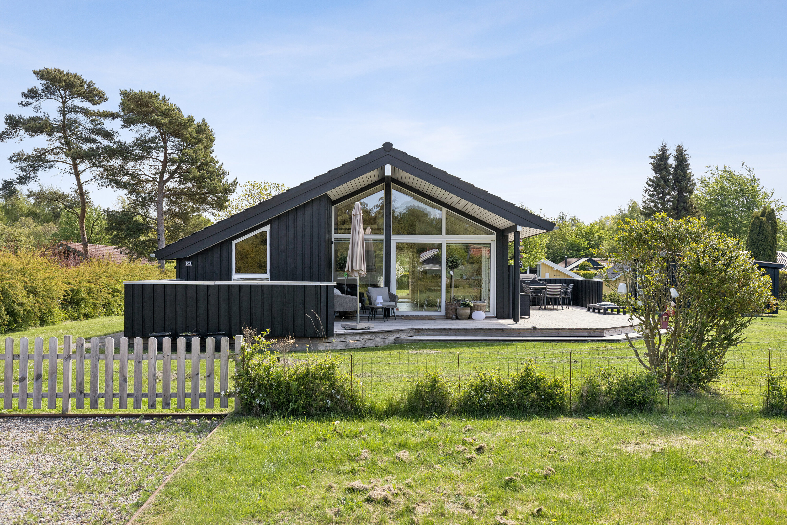 Fremhævet set fra haven billede i fuldskærmstilstand. Billede af Østre Strand 103, Kobæk, 4230 Skælskør
