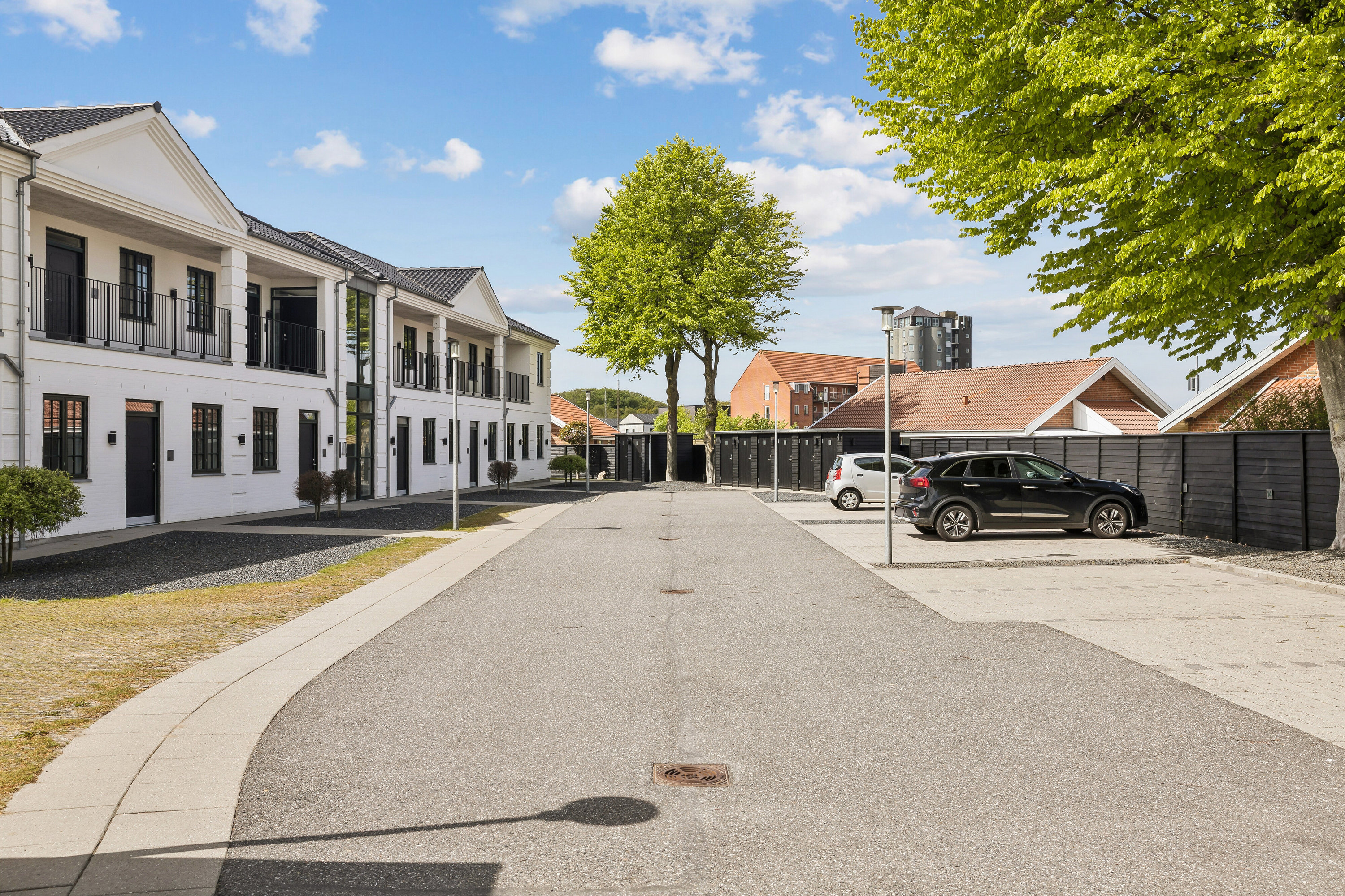 Fremhævet facade billede i fuldskærmstilstand. Billede af Svanelundsvej 6F, 1. 1., 9800 Hjørring