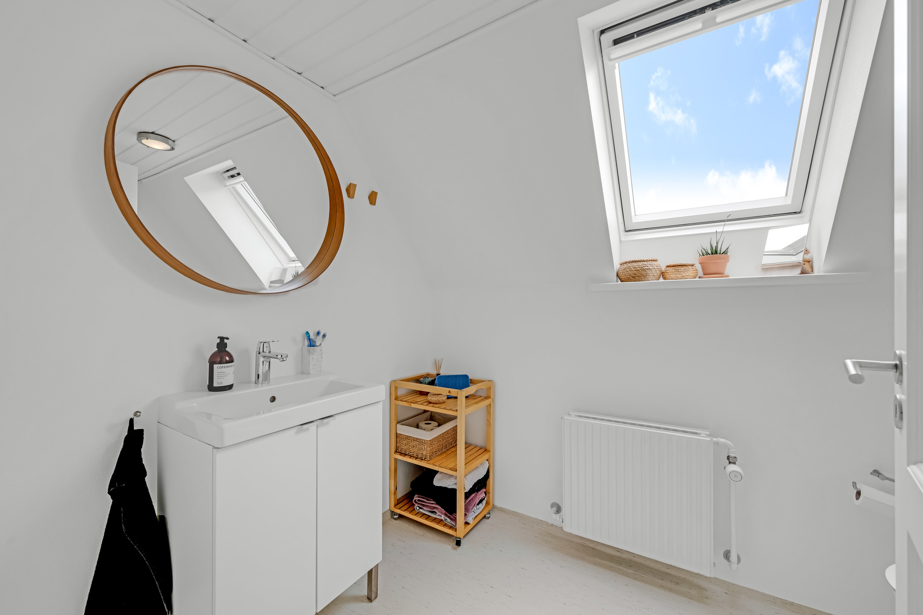 Fremhævet toilet billede i fuldskærmstilstand. Billede af Vardevej 35, 6900 Skjern