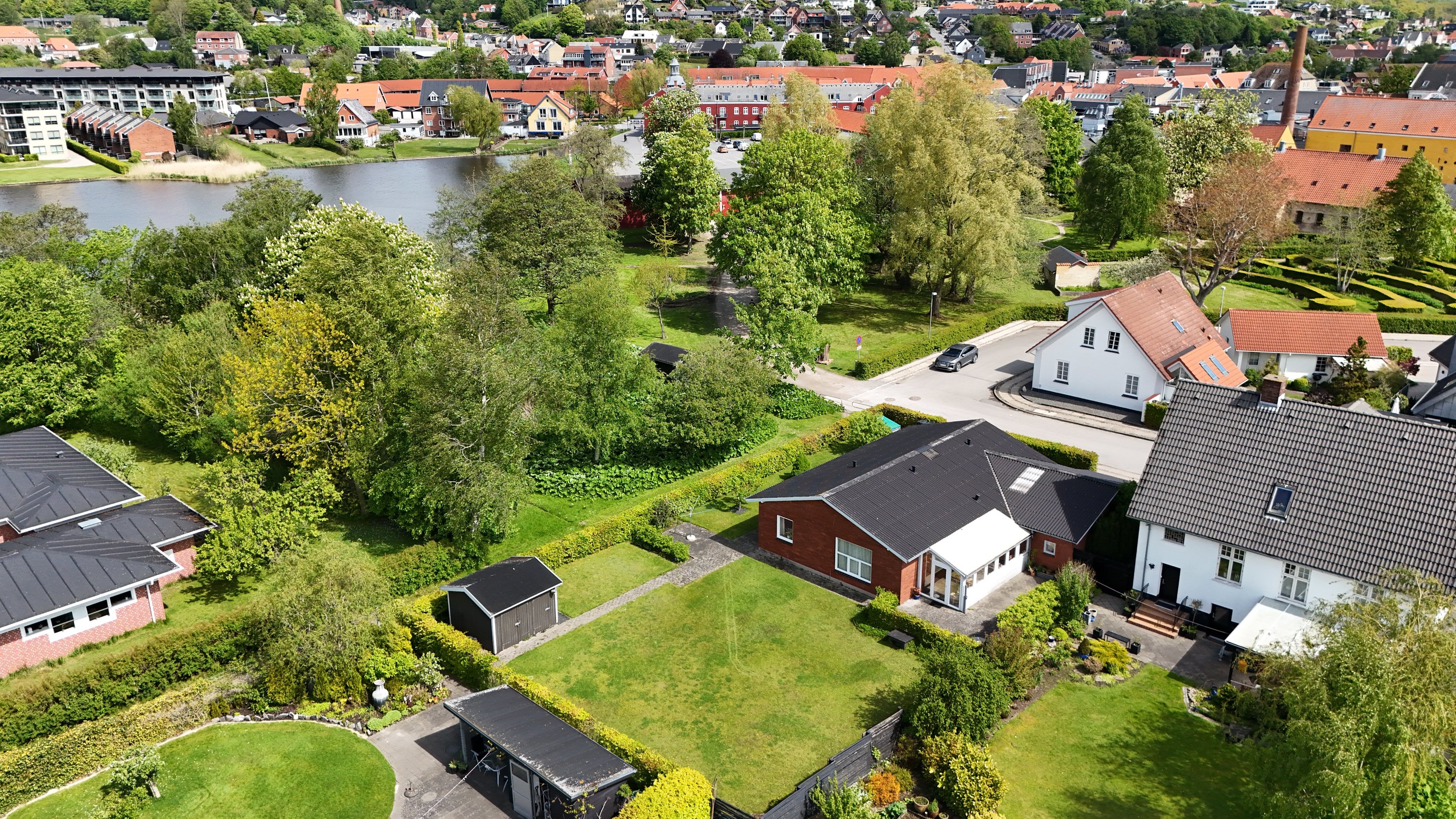 Fremhævet drone billede i fuldskærmstilstand. Billede af Korsgade 10, 9500 Hobro