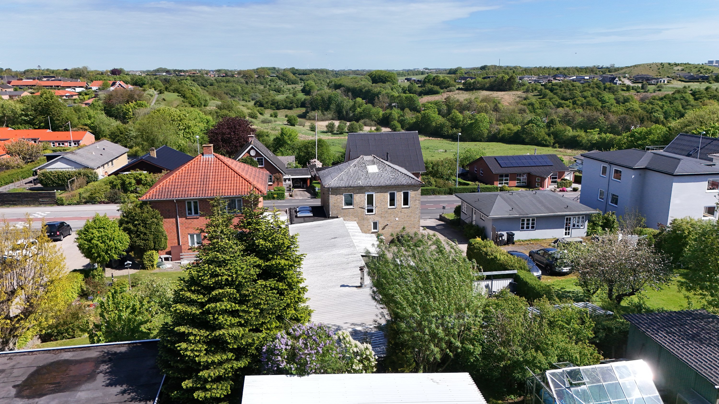 Fremhævet drone billede i fuldskærmstilstand. Billede af Løgstørvej 17, 9500 Hobro