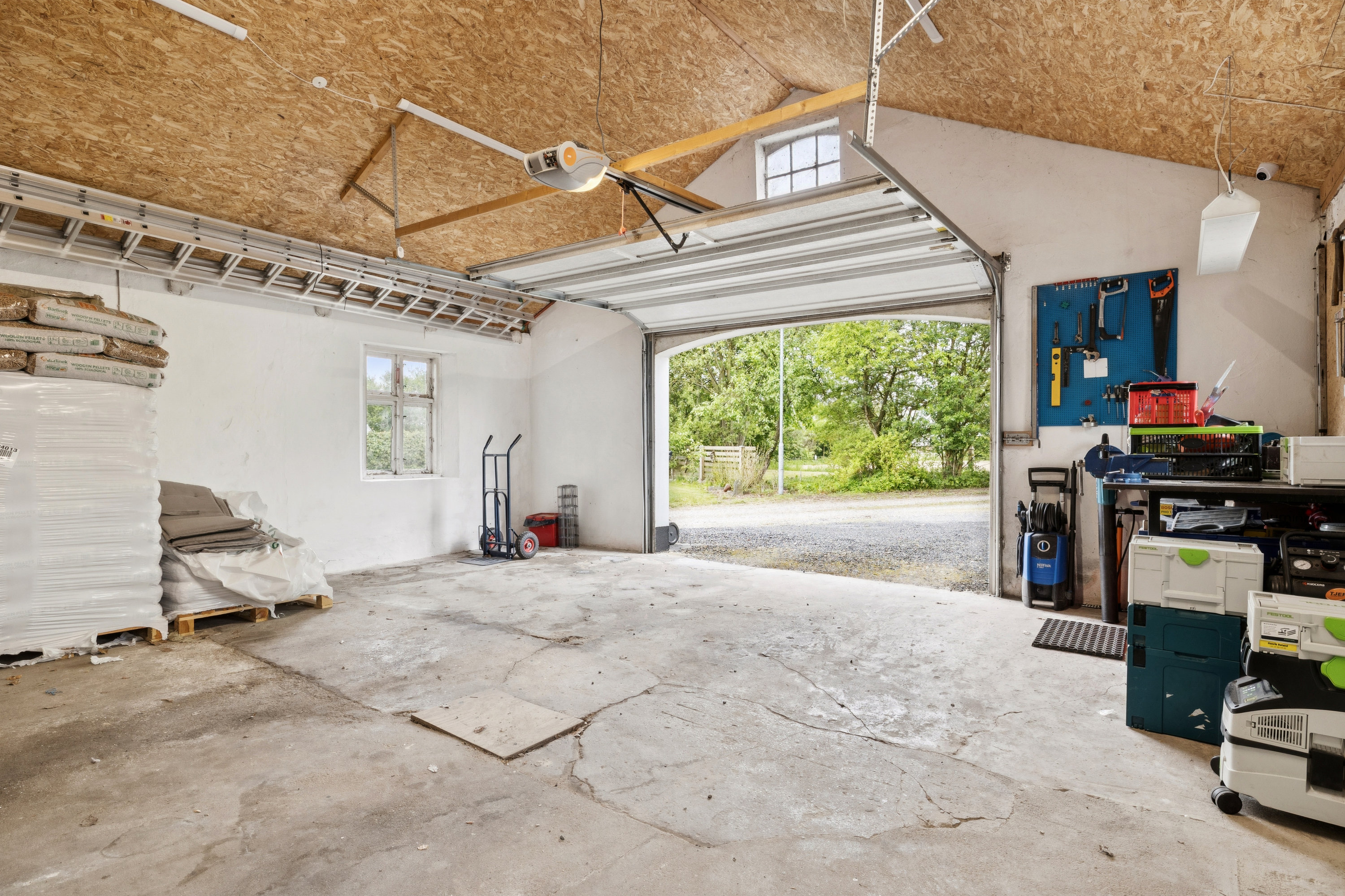 Fremhævet garage billede i fuldskærmstilstand. Billede af Mejlbyvej 87, 9610 Nørager