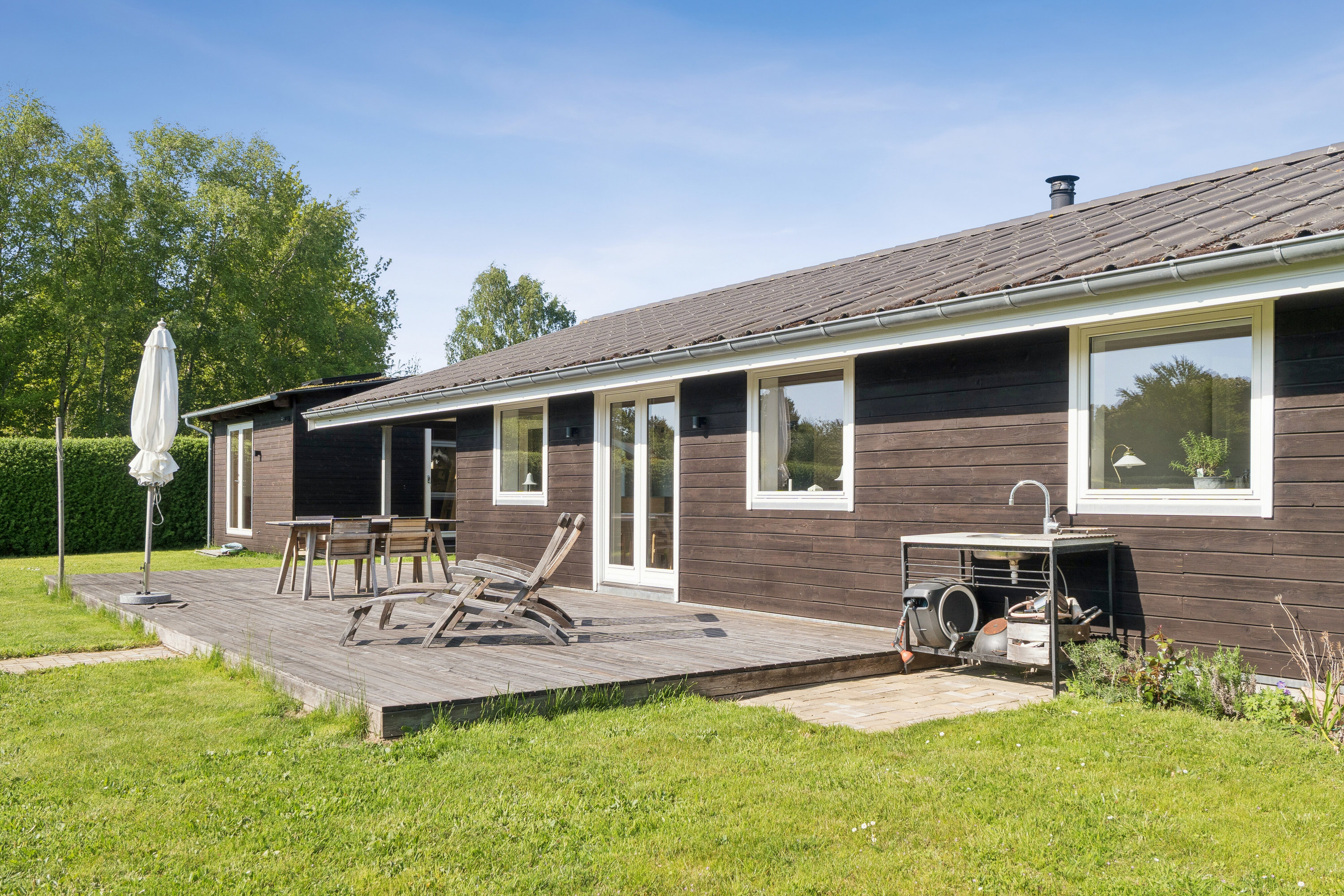 Fremhævet set fra haven billede i fuldskærmstilstand. Billede af Egelunden 28, Tollerup, 3370 Melby