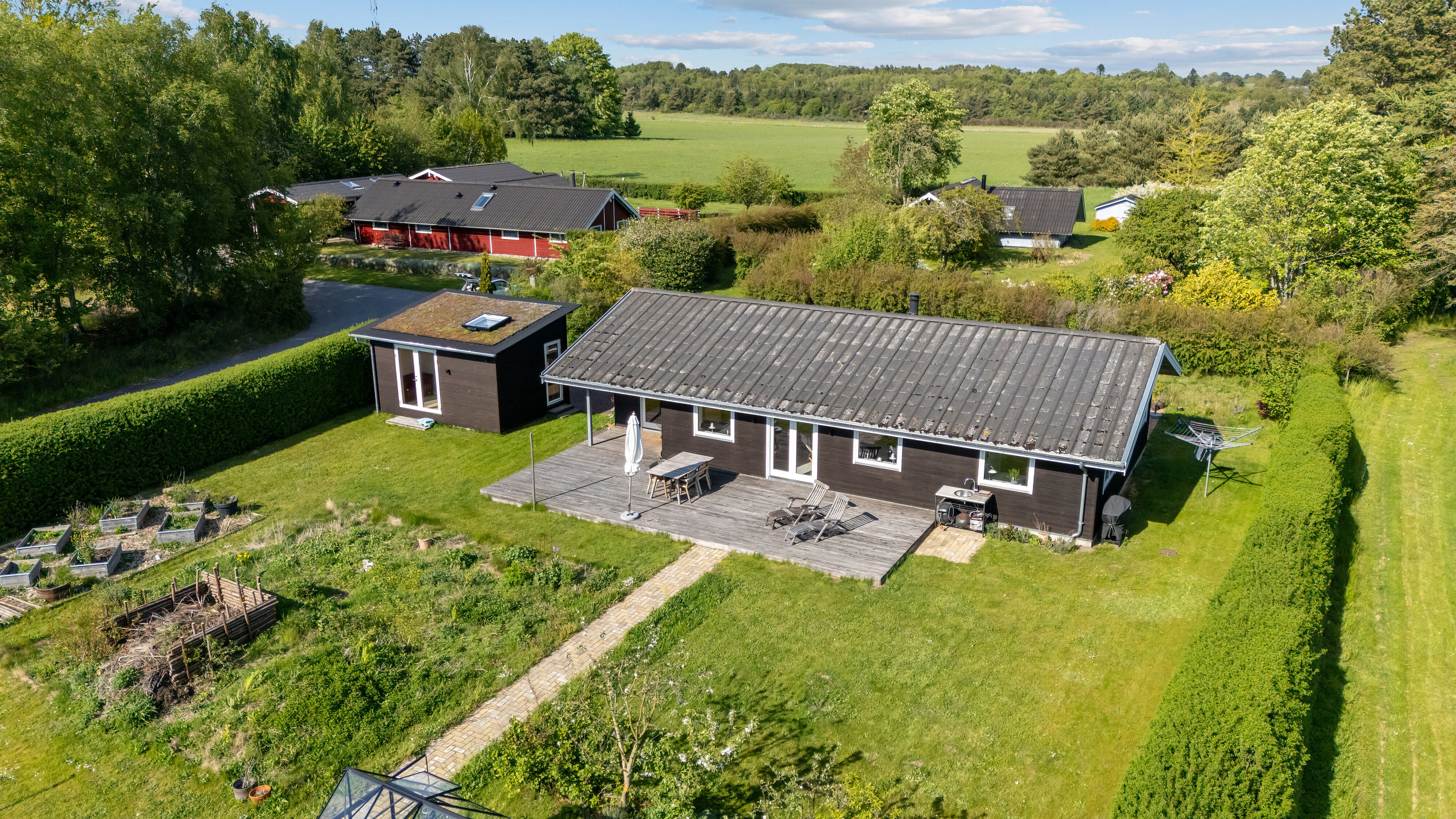 Fremhævet set fra haven billede i fuldskærmstilstand. Billede af Egelunden 28, Tollerup, 3370 Melby