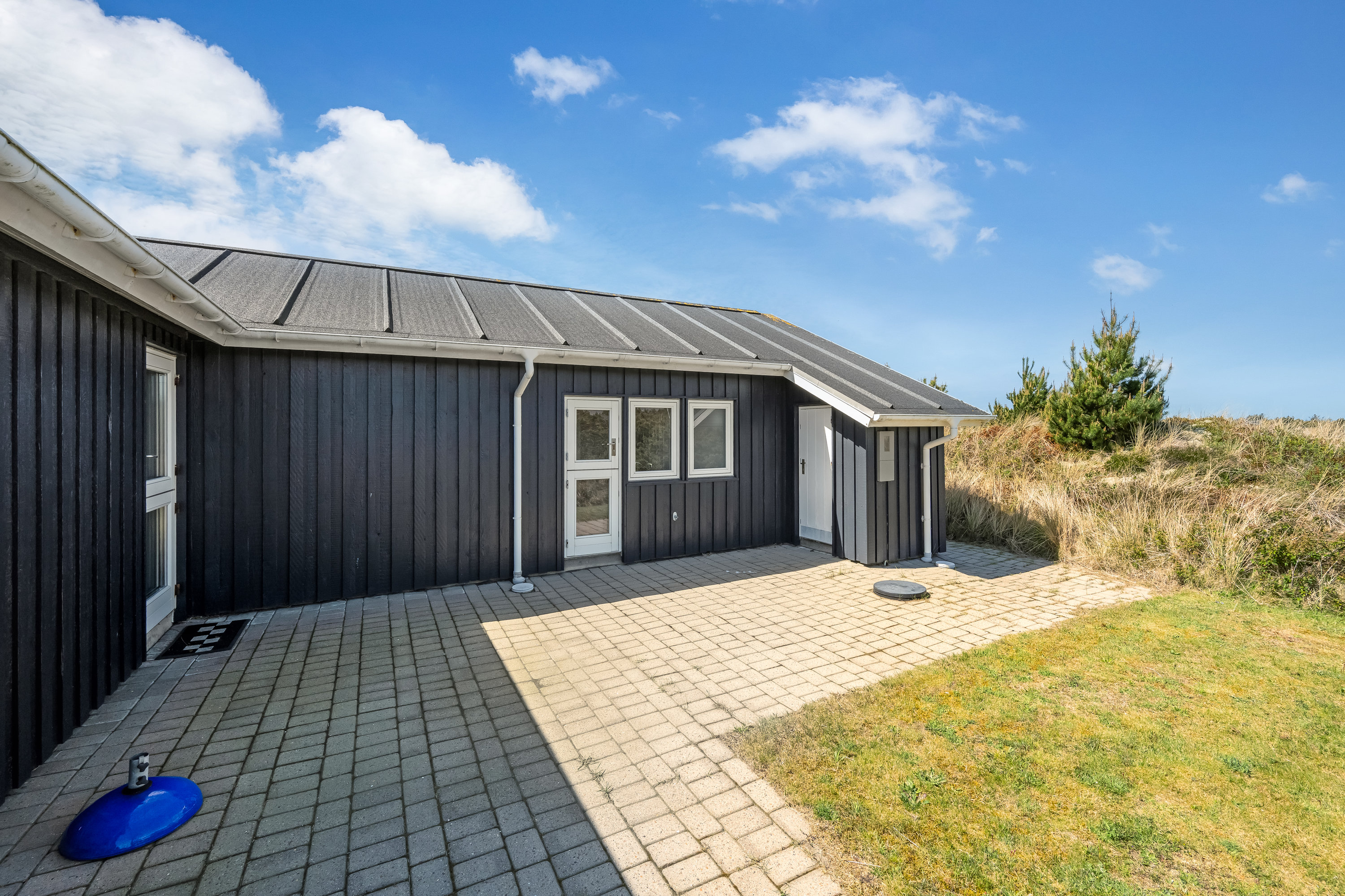 Fremhævet facade billede i fuldskærmstilstand. Billede af Marehalmen 31, Søndervig, 6950 Ringkøbing