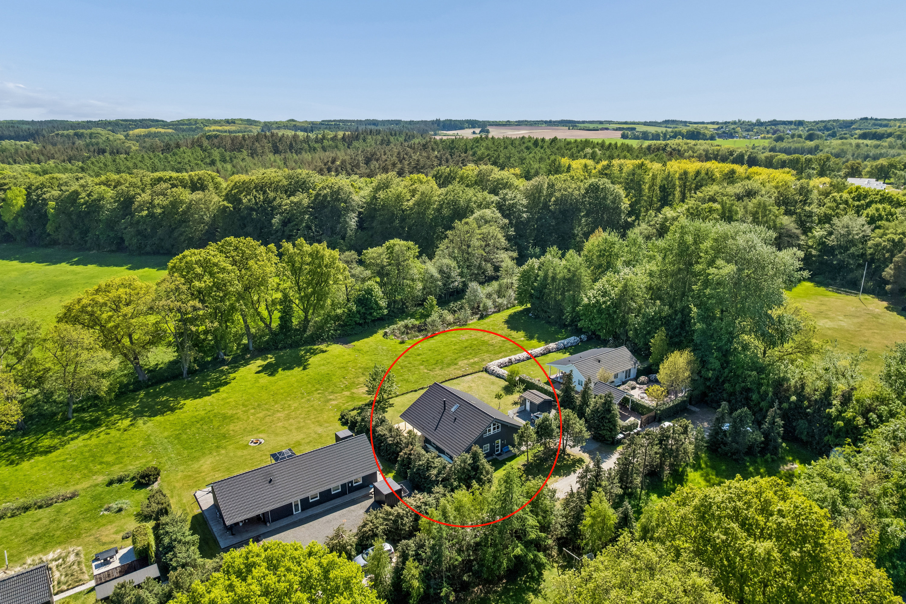 Fremhævet luftfoto billede i fuldskærmstilstand. Billede af Stjernevej 11, Fjellerup Strand, 8585 Glesborg