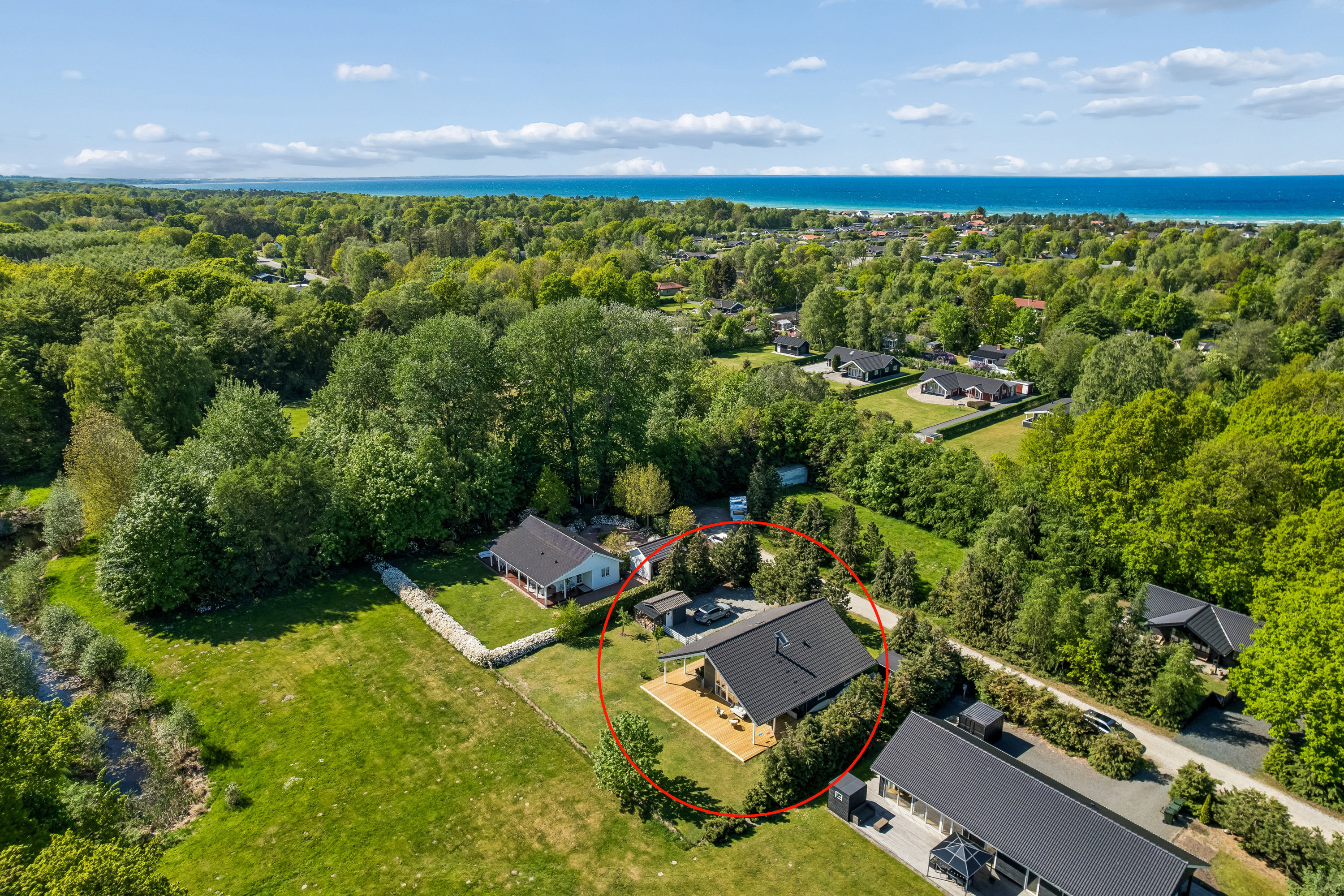 Fremhævet luftfoto billede i fuldskærmstilstand. Billede af Stjernevej 11, Fjellerup Strand, 8585 Glesborg
