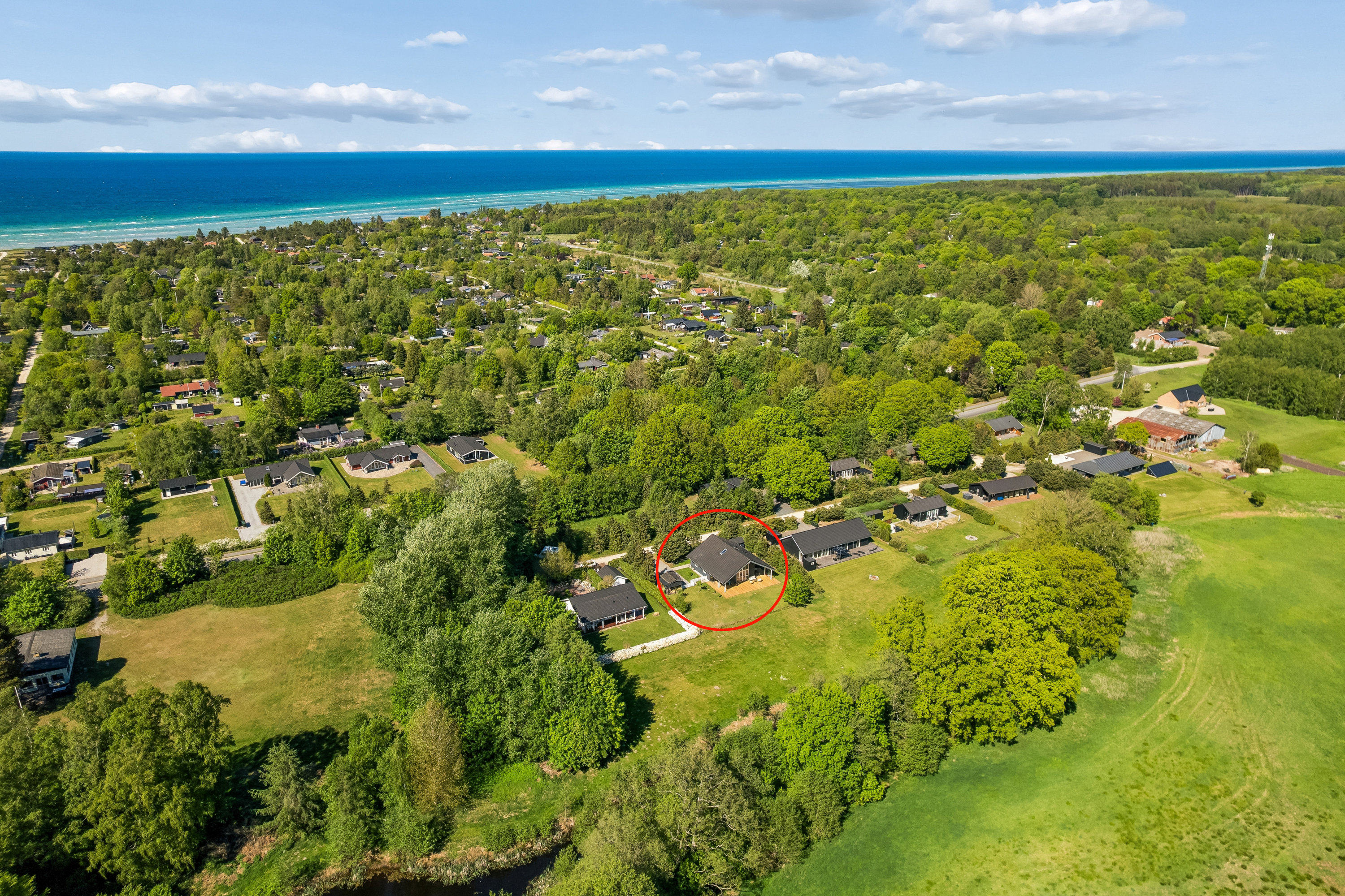 Fremhævet luftfoto billede i fuldskærmstilstand. Billede af Stjernevej 11, Fjellerup Strand, 8585 Glesborg
