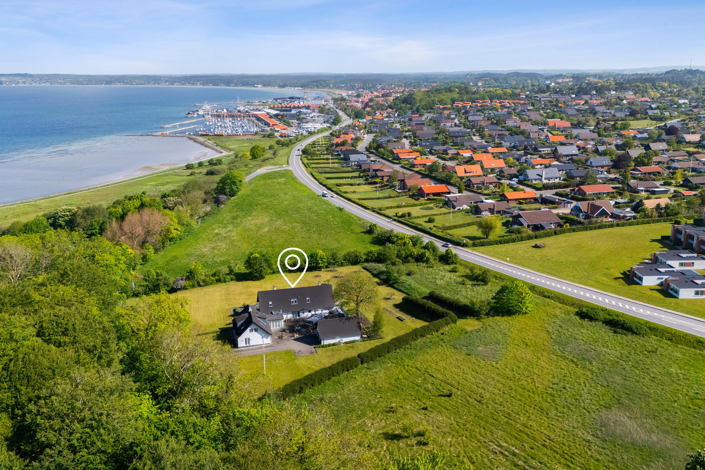 Fremhævet luftfoto billede i fuldskærmstilstand. Billede af Skovalleen 1A, 8400 Ebeltoft