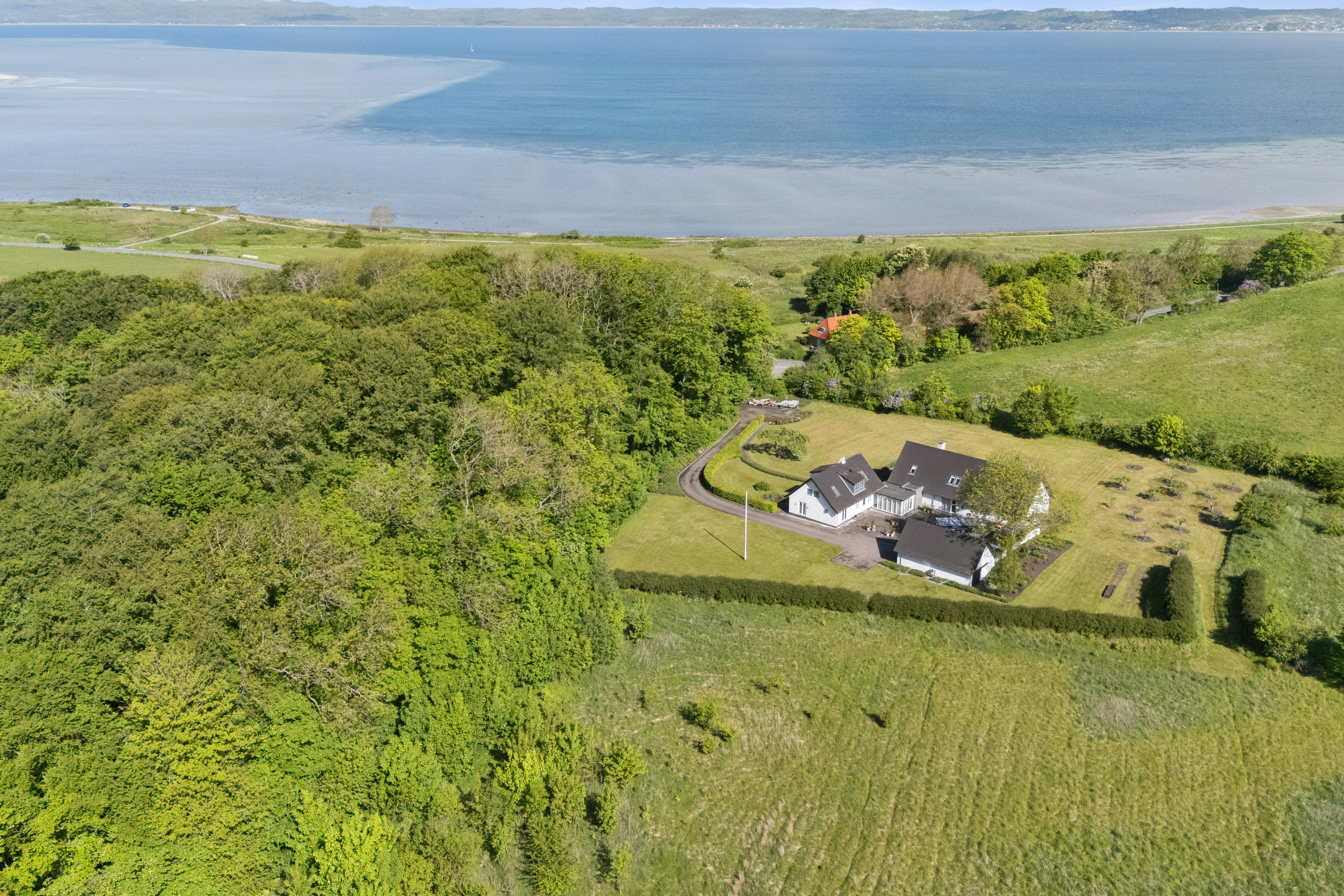 Fremhævet luftfoto billede i fuldskærmstilstand. Billede af Skovalleen 1A, 8400 Ebeltoft