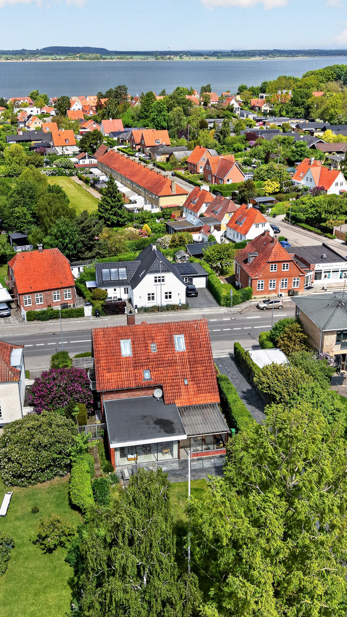 Fremhævet luftfoto billede i fuldskærmstilstand. Billede af Munkholmvej 14, 4300 Holbæk