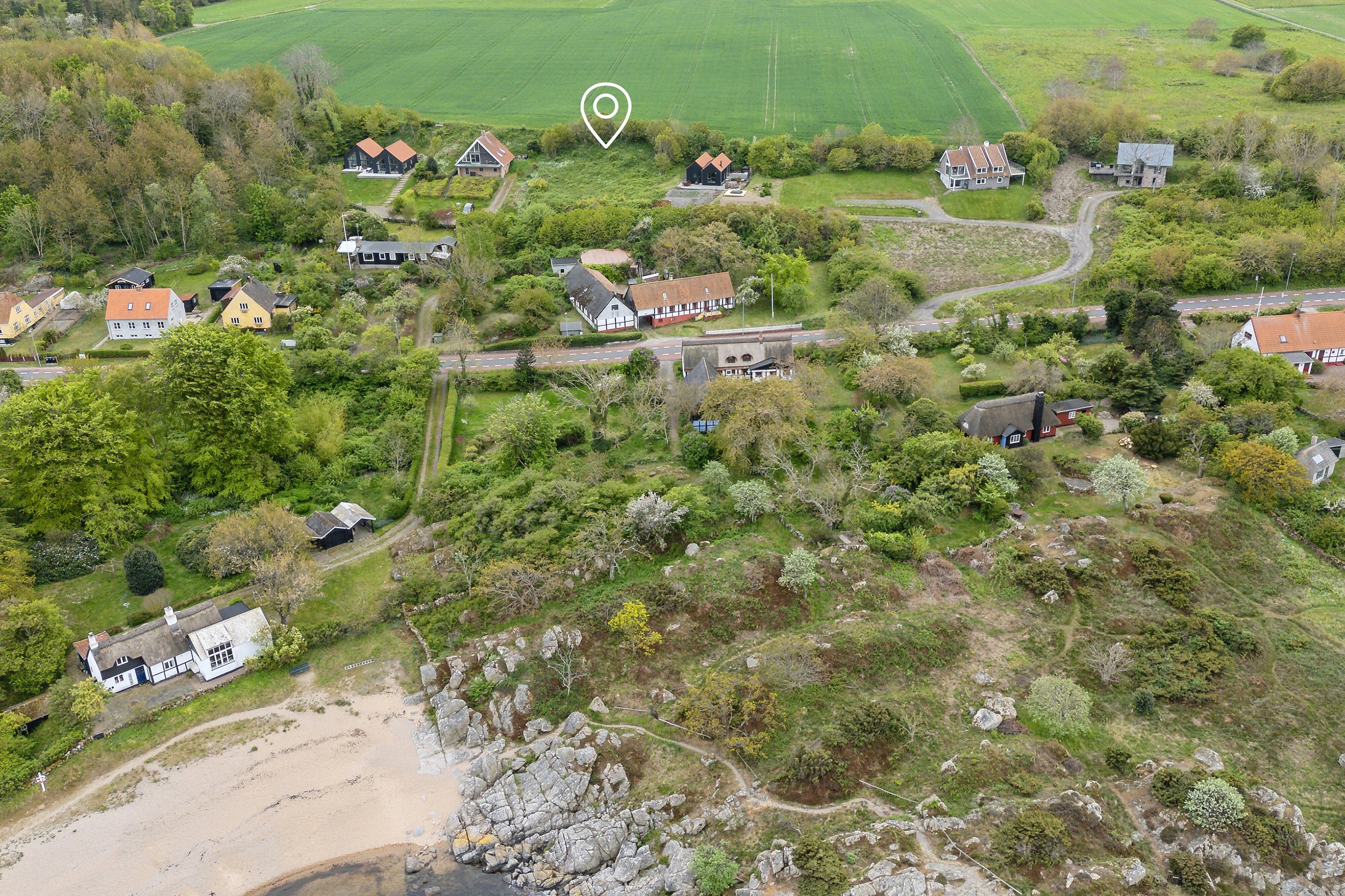 Fremhævet luftfoto billede i fuldskærmstilstand. Billede af Elverhøj 8, Listed, 3740 Svaneke