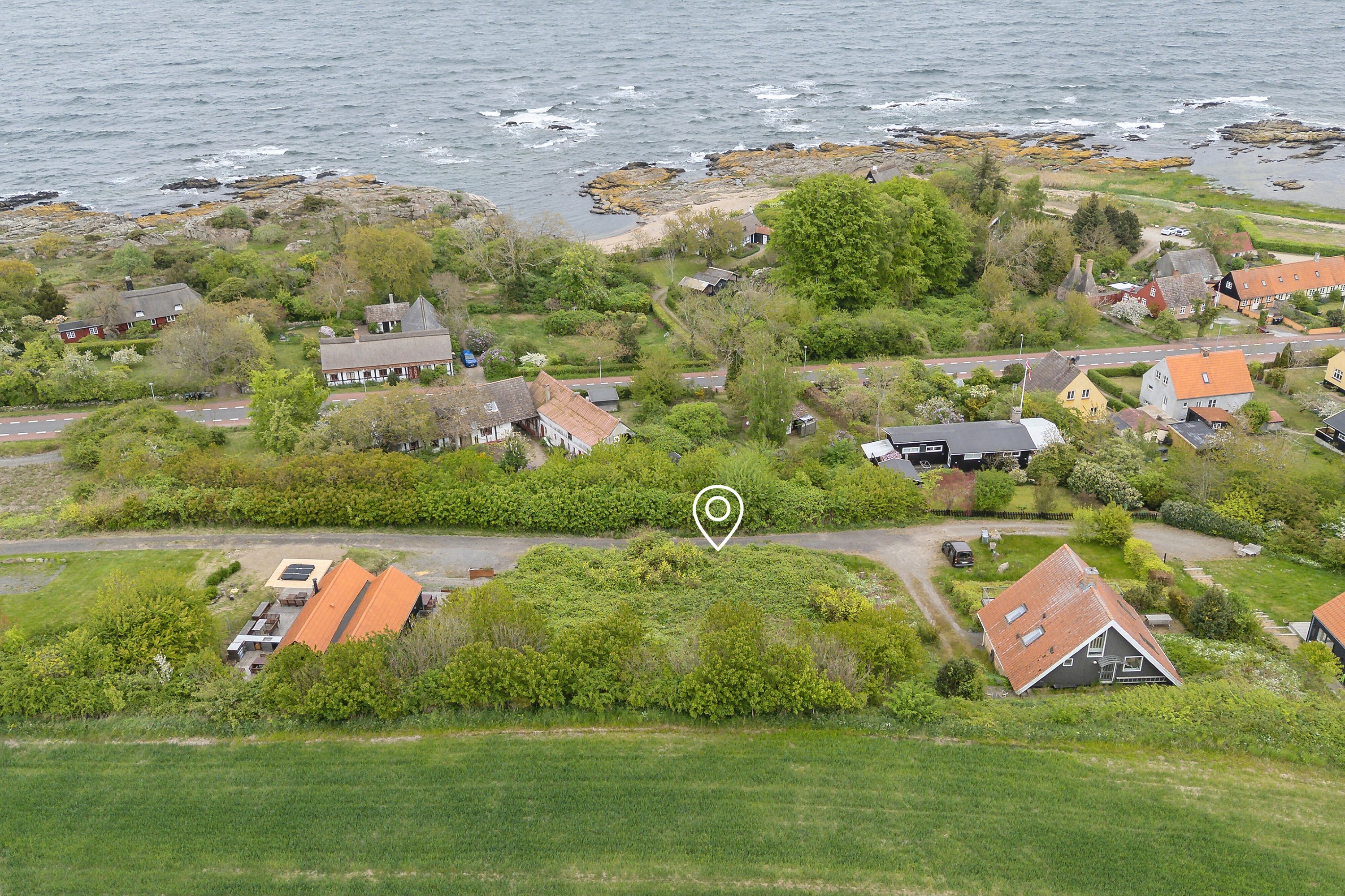 Fremhævet luftfoto billede i fuldskærmstilstand. Billede af Elverhøj 8, Listed, 3740 Svaneke