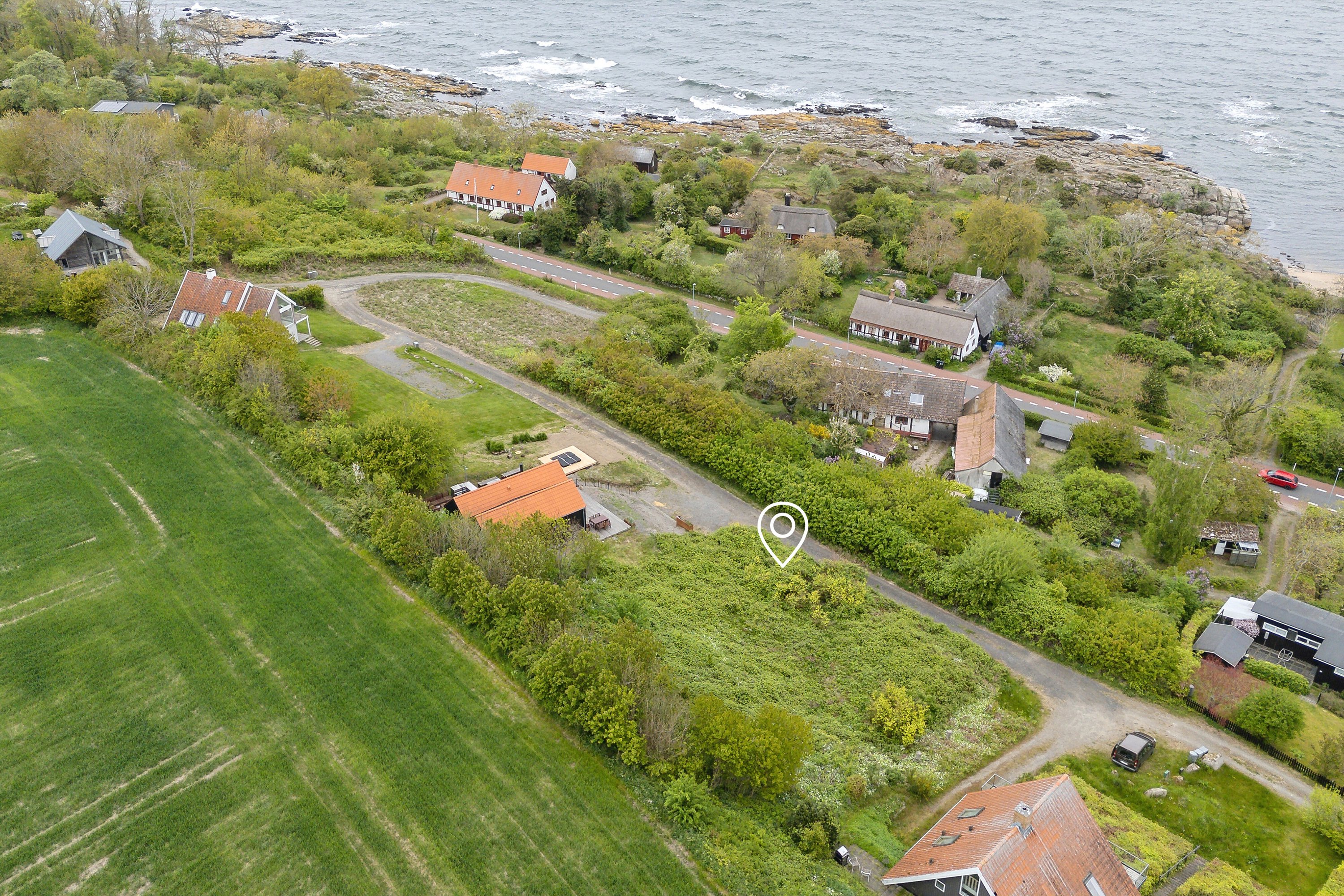 Fremhævet luftfoto billede i fuldskærmstilstand. Billede af Elverhøj 8, Listed, 3740 Svaneke