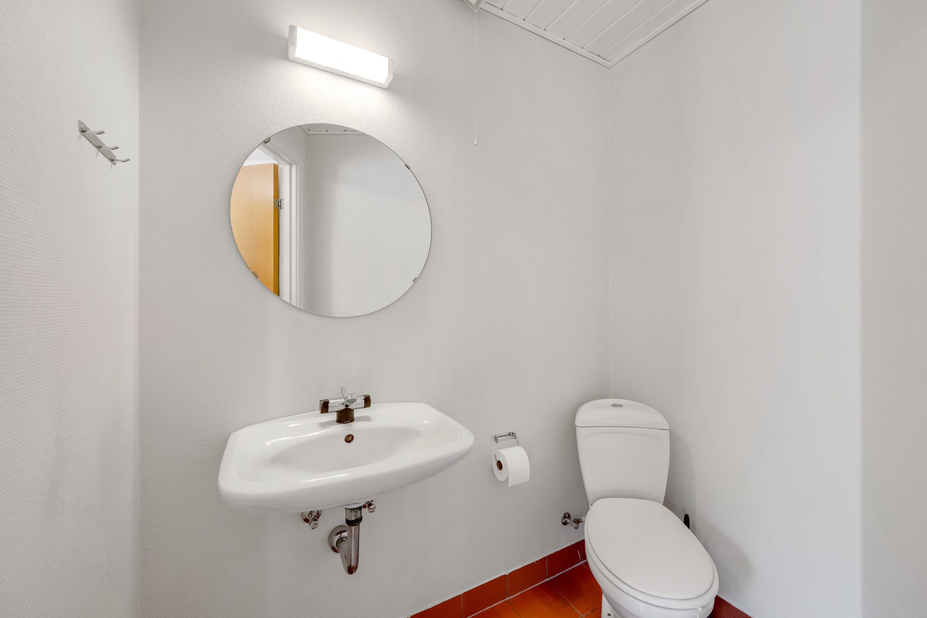 Fremhævet toilet billede i fuldskærmstilstand. Billede af Kjærs Vej 14A, 6973 Ørnhøj