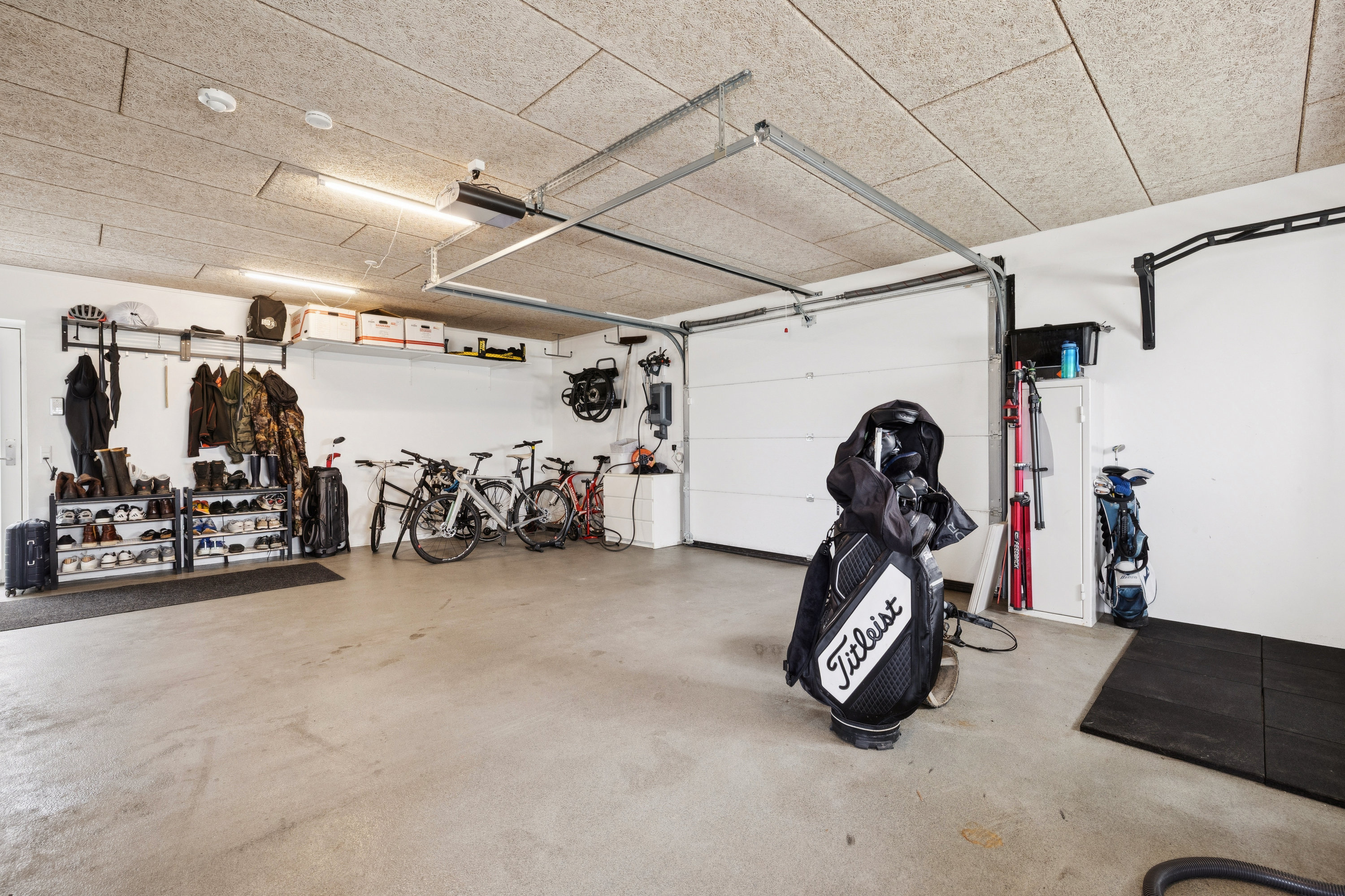 Fremhævet garage billede i fuldskærmstilstand. Billede af Blishønedalen 13, 8660 Skanderborg