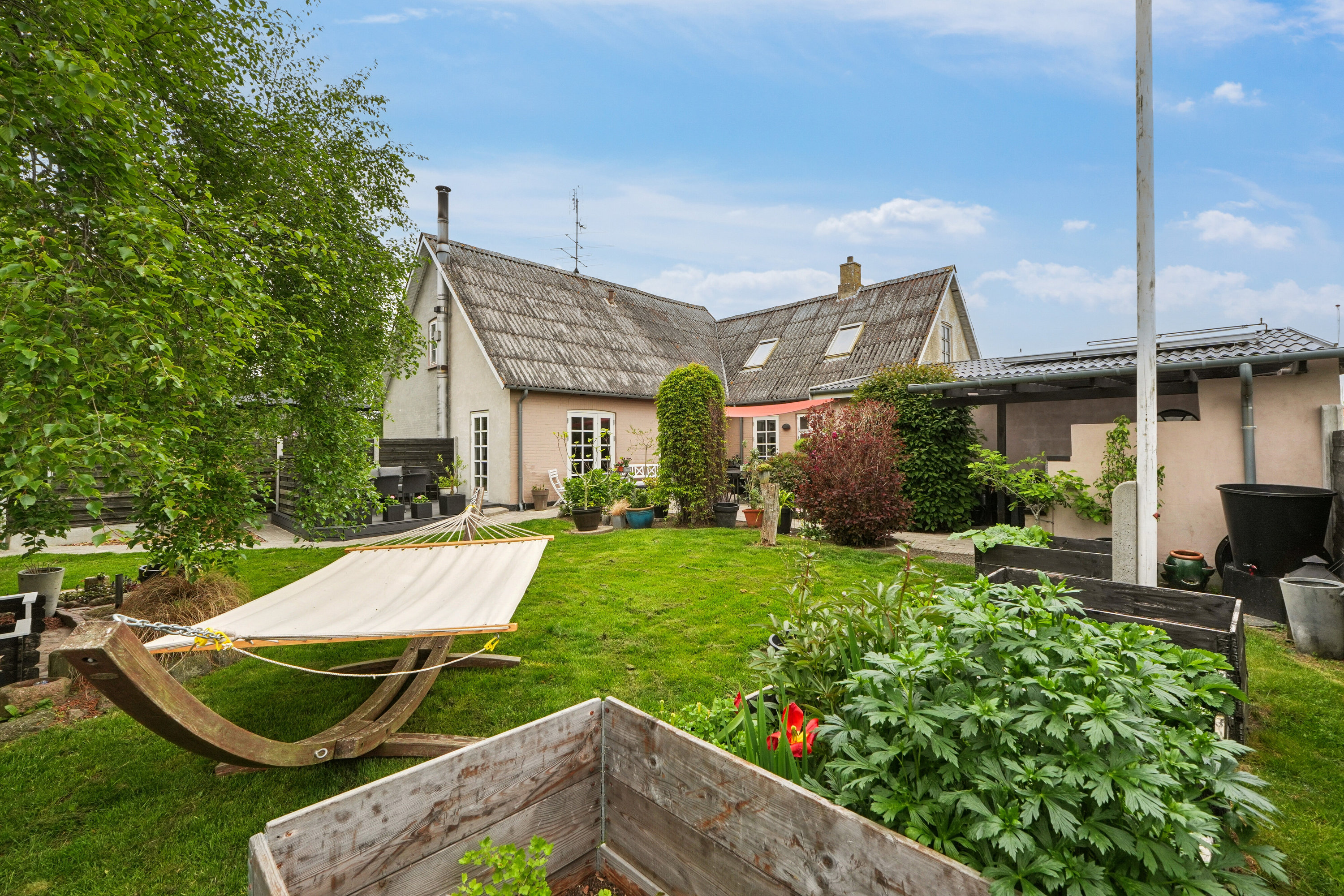 Fremhævet set fra haven billede i fuldskærmstilstand. Billede af Søndre Landevej 27, Henninge, 5900 Rudkøbing