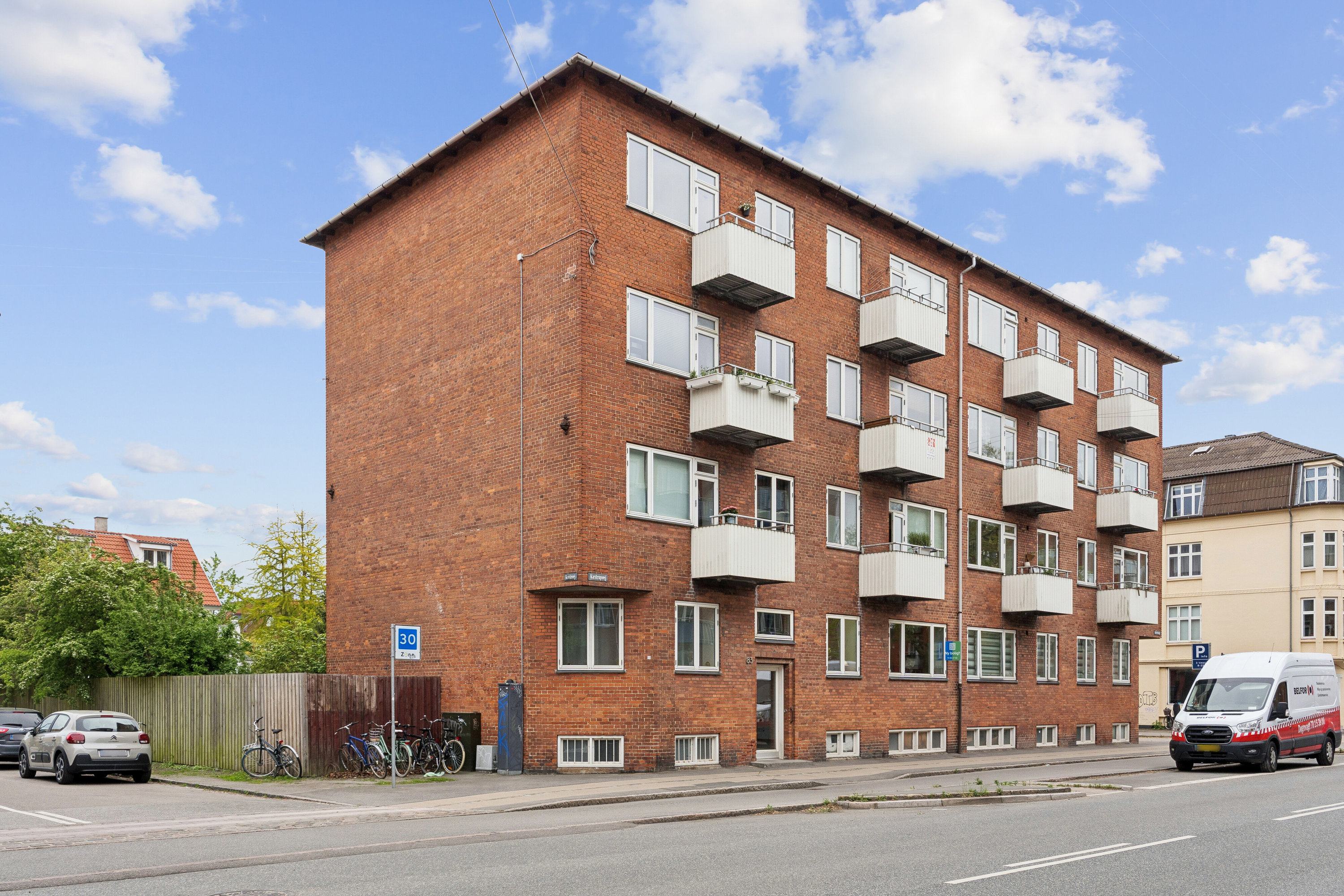 Fremhævet facade billede i fuldskærmstilstand. Billede af Kastrupvej 83, st.. th., 2300 København S