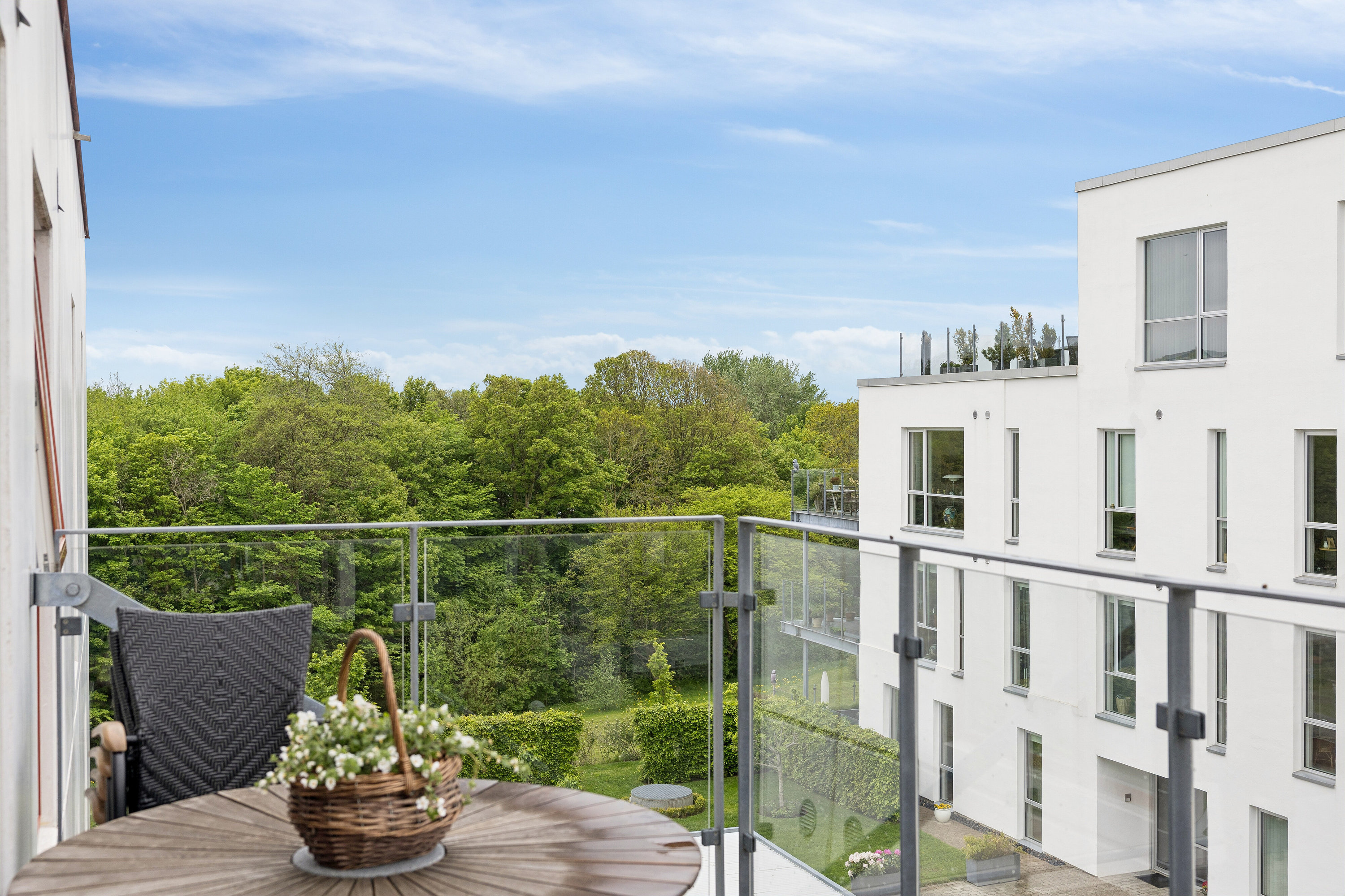 Fremhævet terrasse billede i fuldskærmstilstand. Billede af Svanelundsbakken 19, 3. th., 9800 Hjørring
