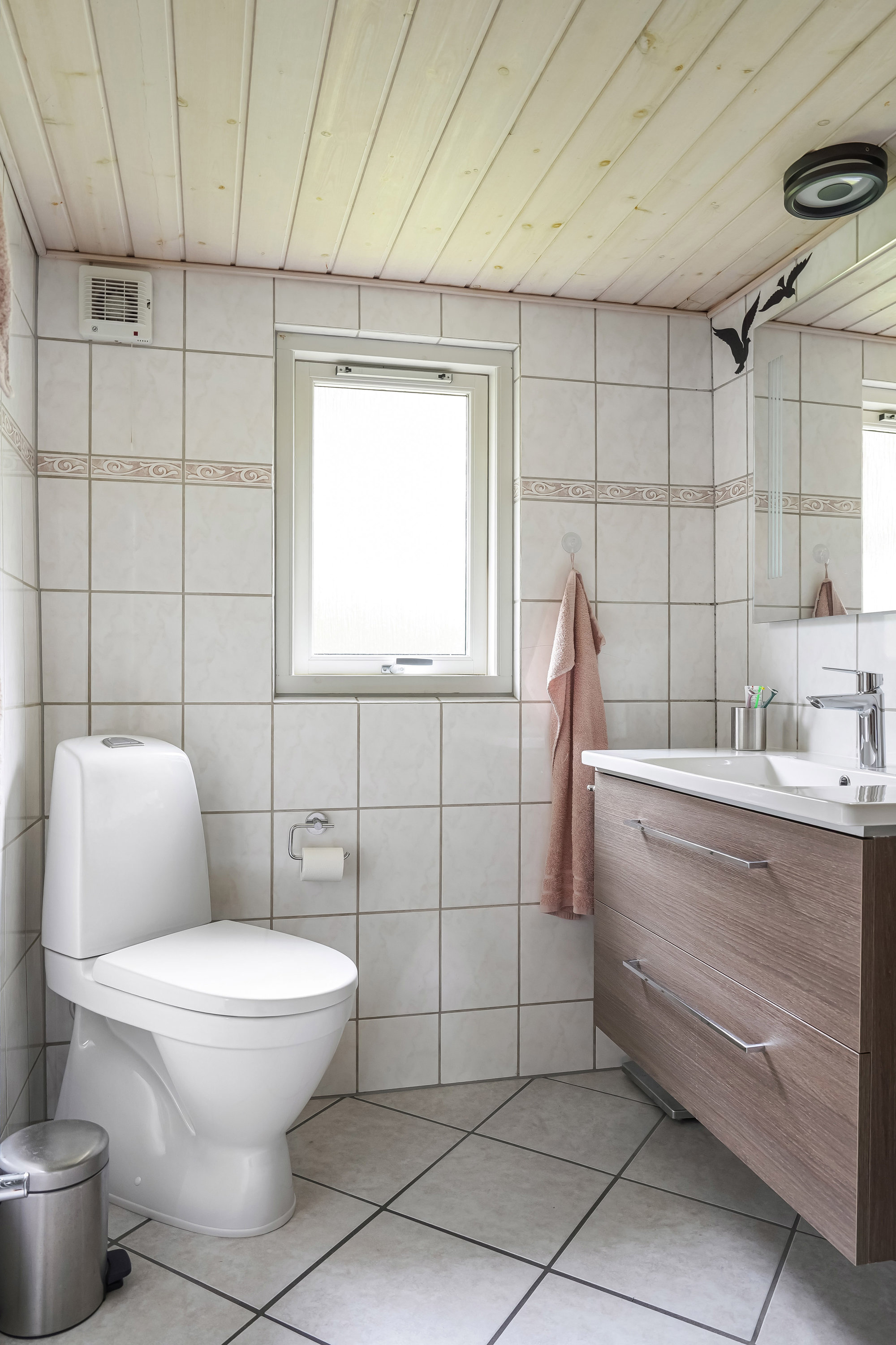 Fremhævet toilet billede i fuldskærmstilstand. Billede af Sandvadvej 28, 8765 Klovborg