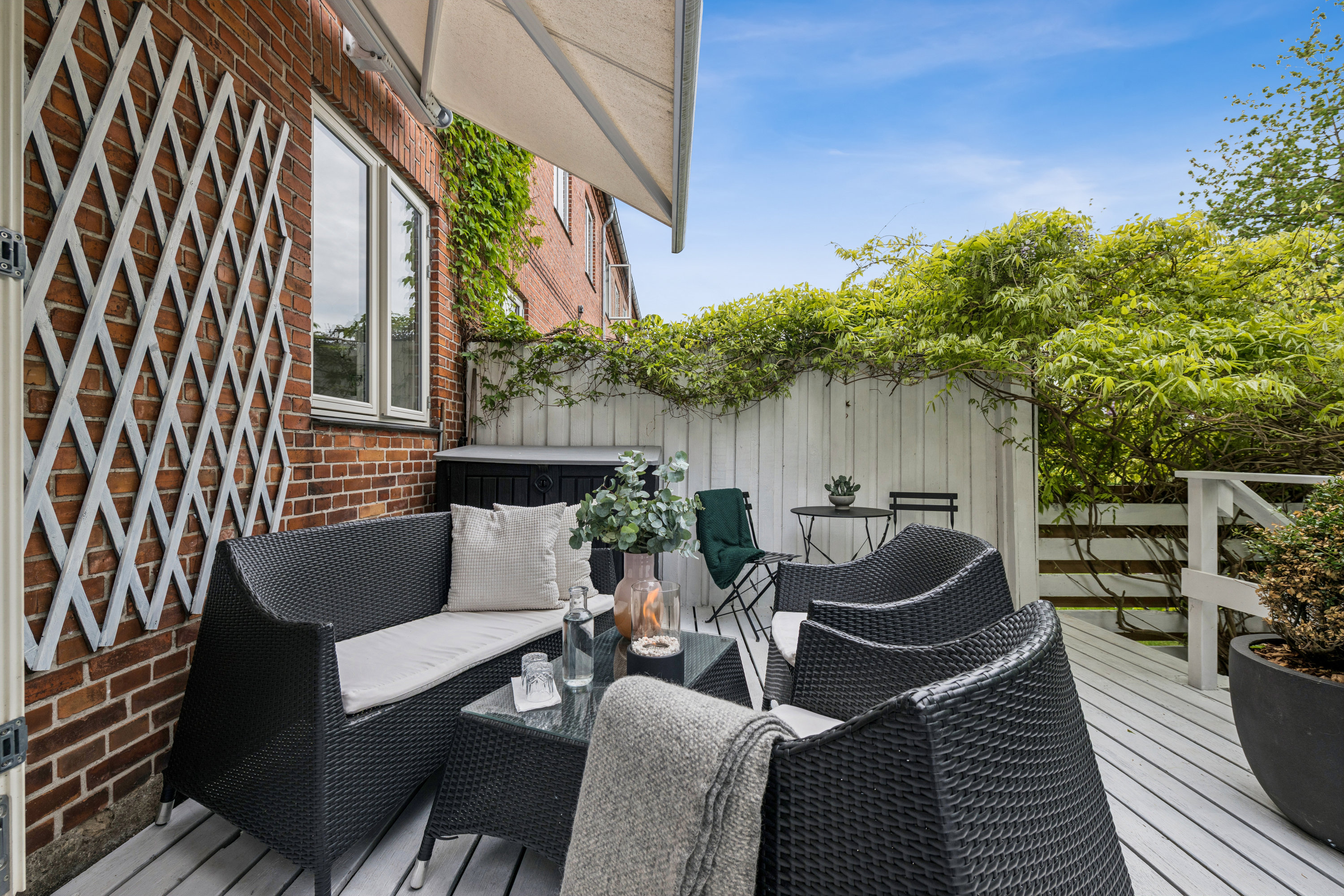 Fremhævet terrasse billede i fuldskærmstilstand. Billede af Christoffers Alle 92A, st.. tv., 2800 Kongens Lyngby