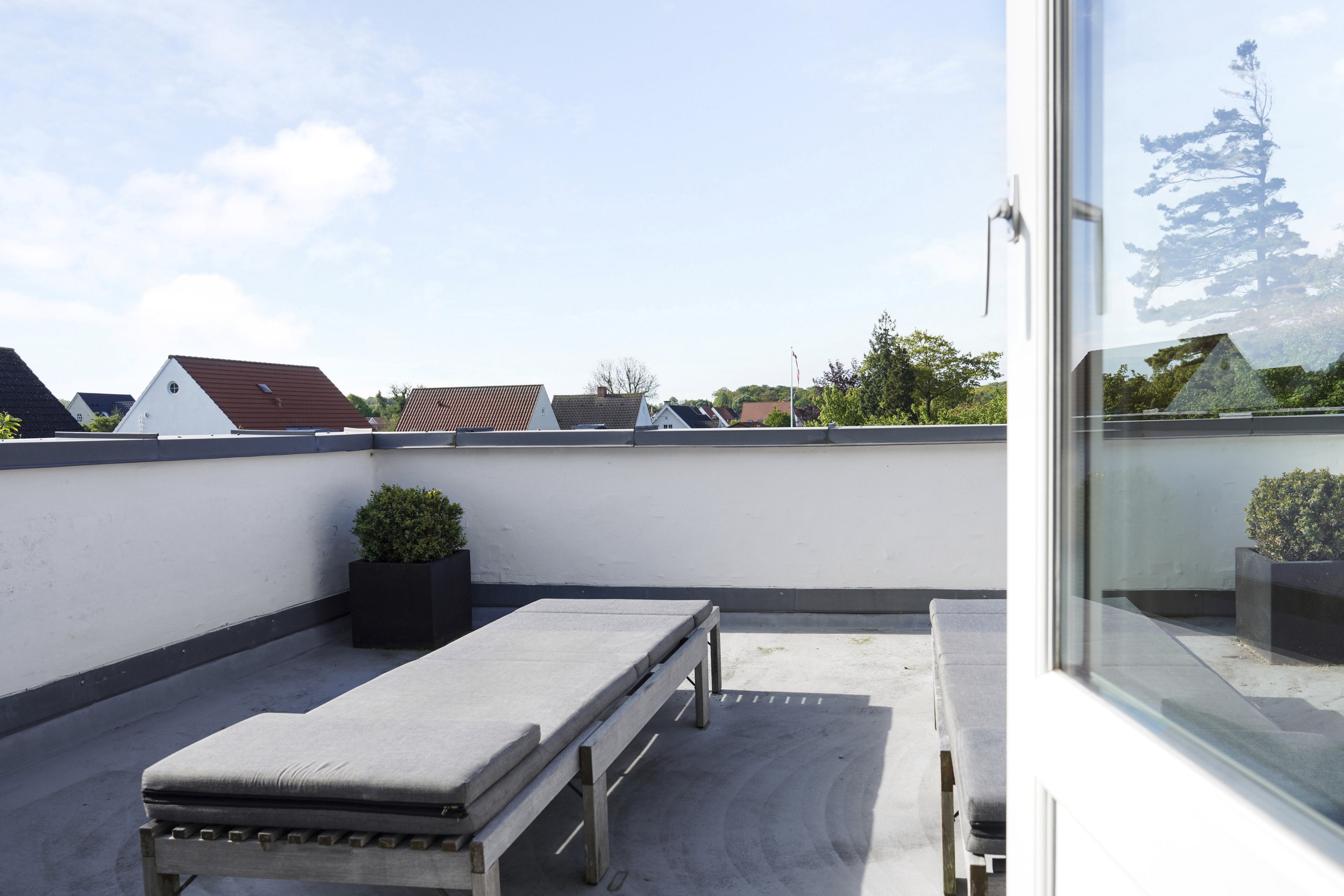 Fremhævet terrasse billede i fuldskærmstilstand. Billede af Küstersvænget 2, 5230 Odense M
