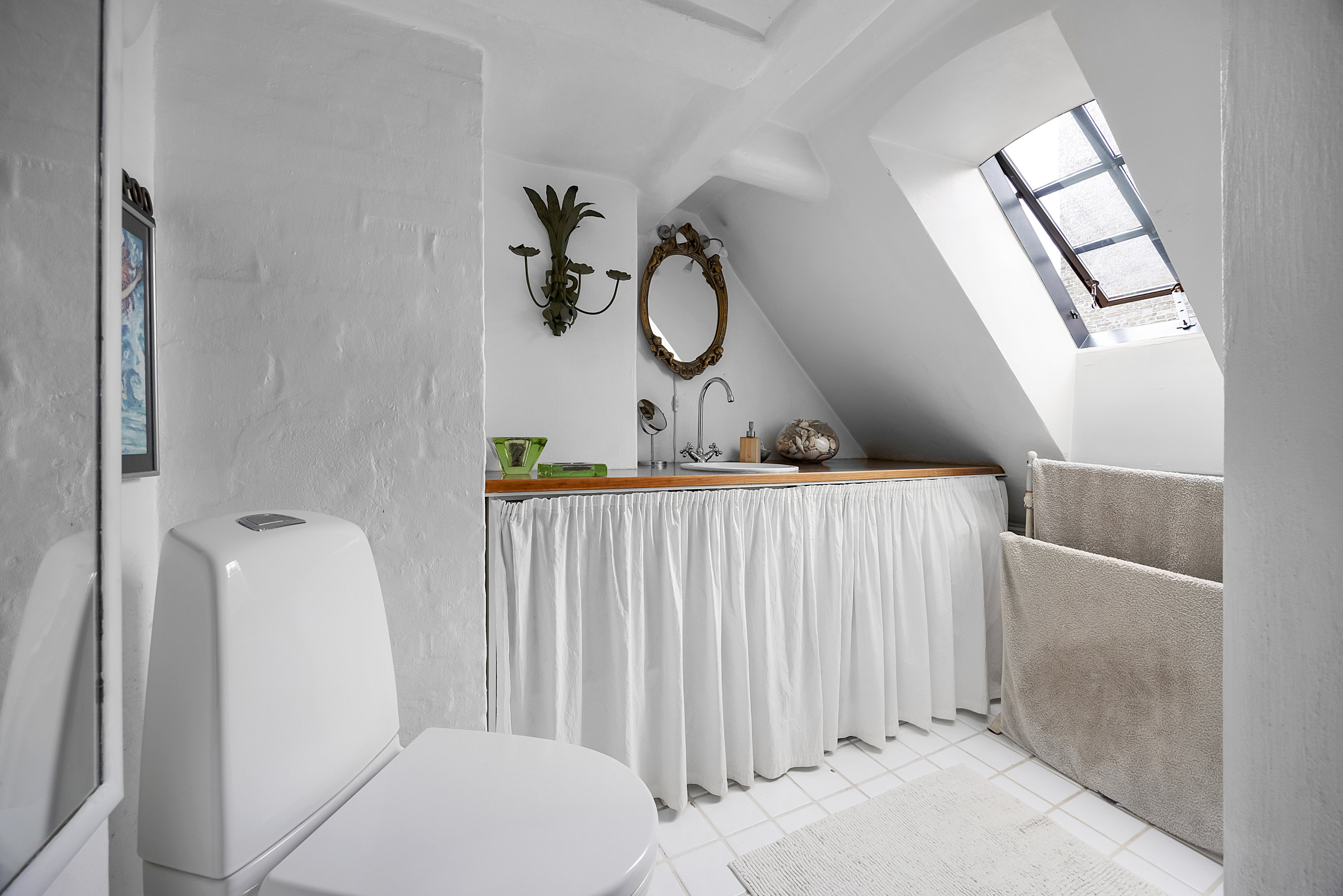 Fremhævet  billede i fuldskærmstilstand. Billede af Kompagnistræde 2, 2. th., 1208 København K