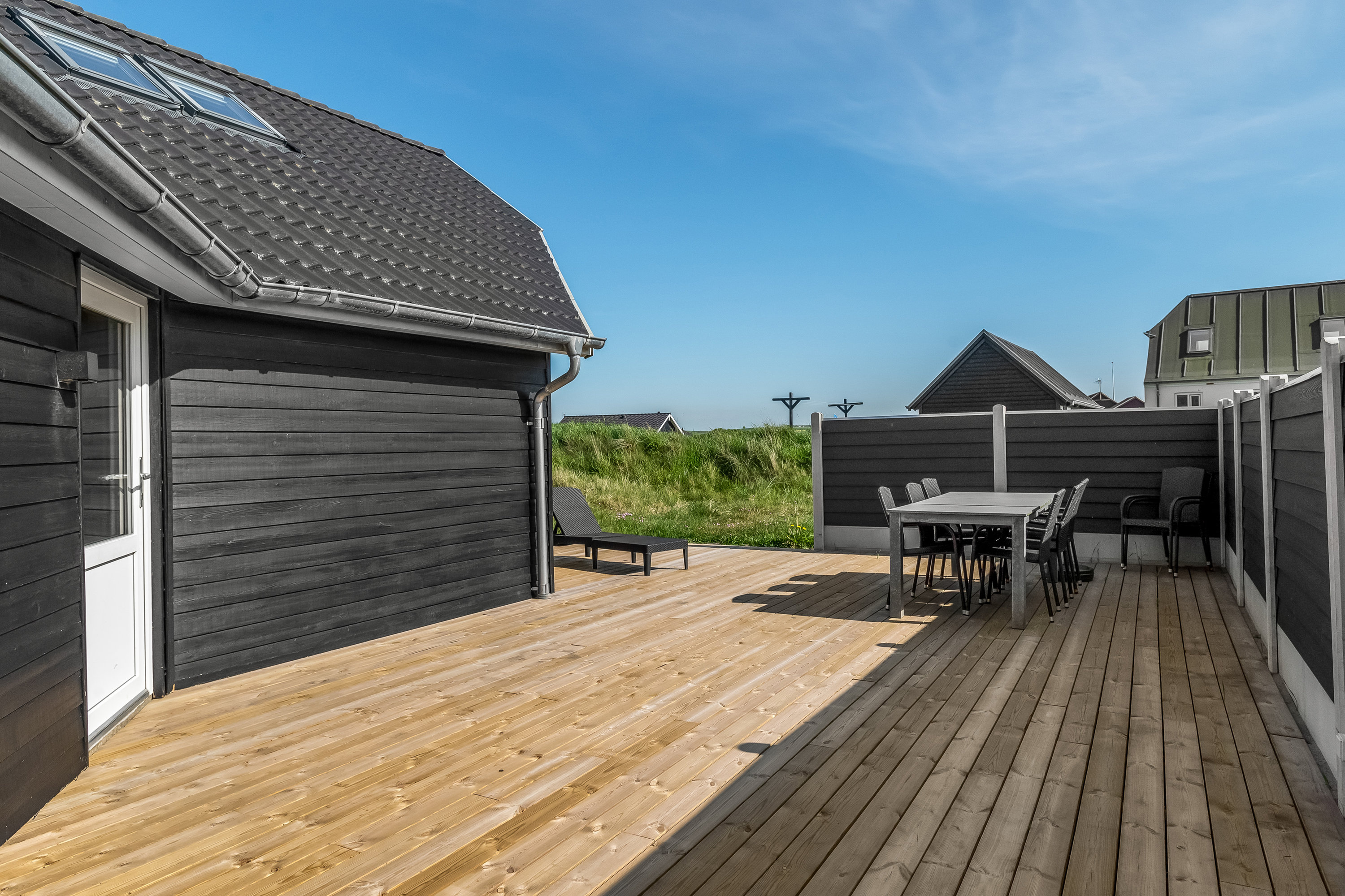 Fremhævet terrasse billede i fuldskærmstilstand. Billede af Stranden 19, Ferring, 7620 Lemvig