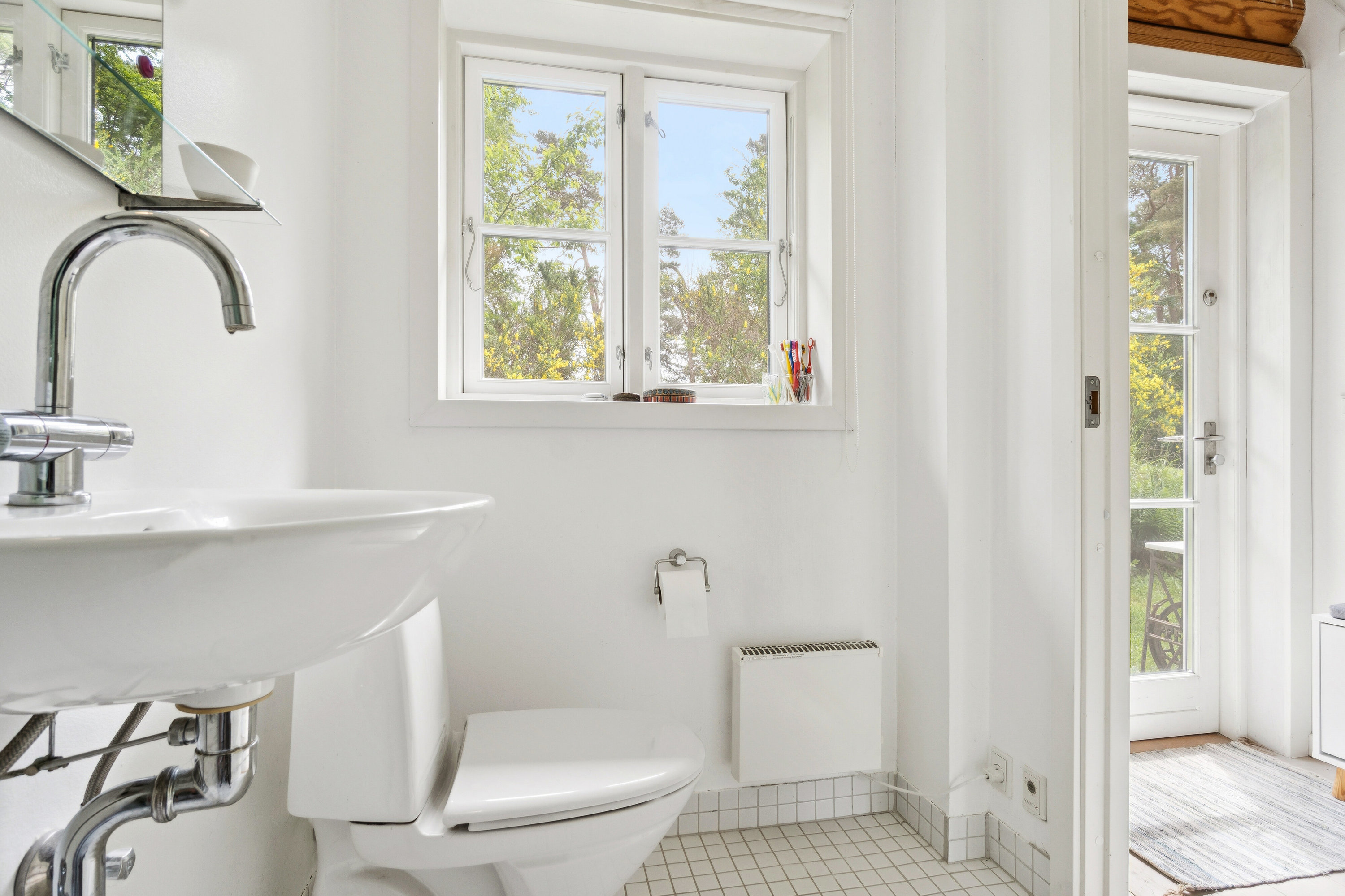 Fremhævet toilet billede i fuldskærmstilstand. Billede af Nymånedalen 25, Melby Enghave, 3370 Melby