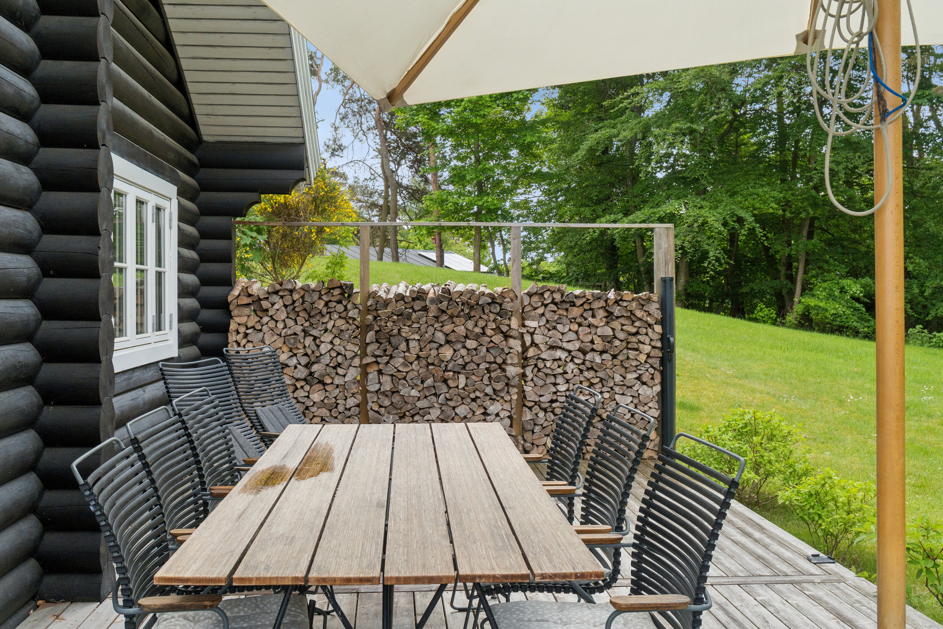 Fremhævet terrasse billede i fuldskærmstilstand. Billede af Nymånedalen 25, Melby Enghave, 3370 Melby
