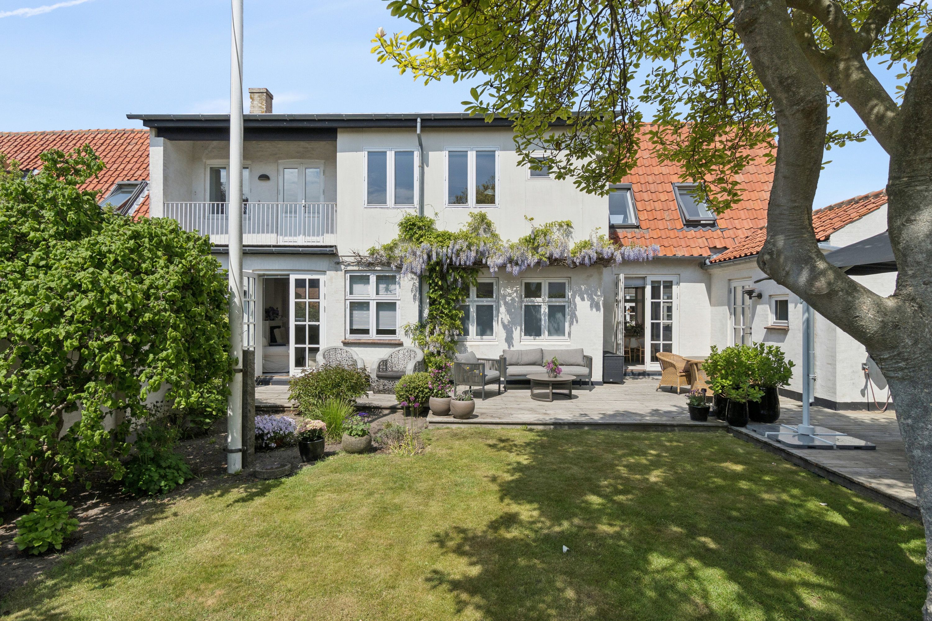 Fremhævet set fra haven billede i fuldskærmstilstand. Billede af Rosengade 8, 3700 Rønne