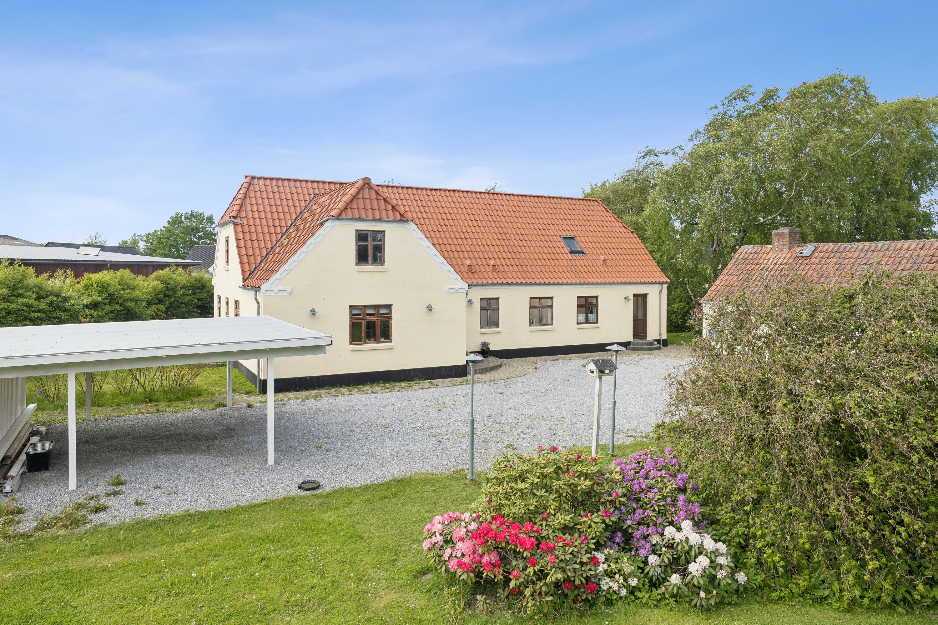 Fremhævet set fra haven billede i fuldskærmstilstand. Billede af Ilbro Byvej 108, 9800 Hjørring