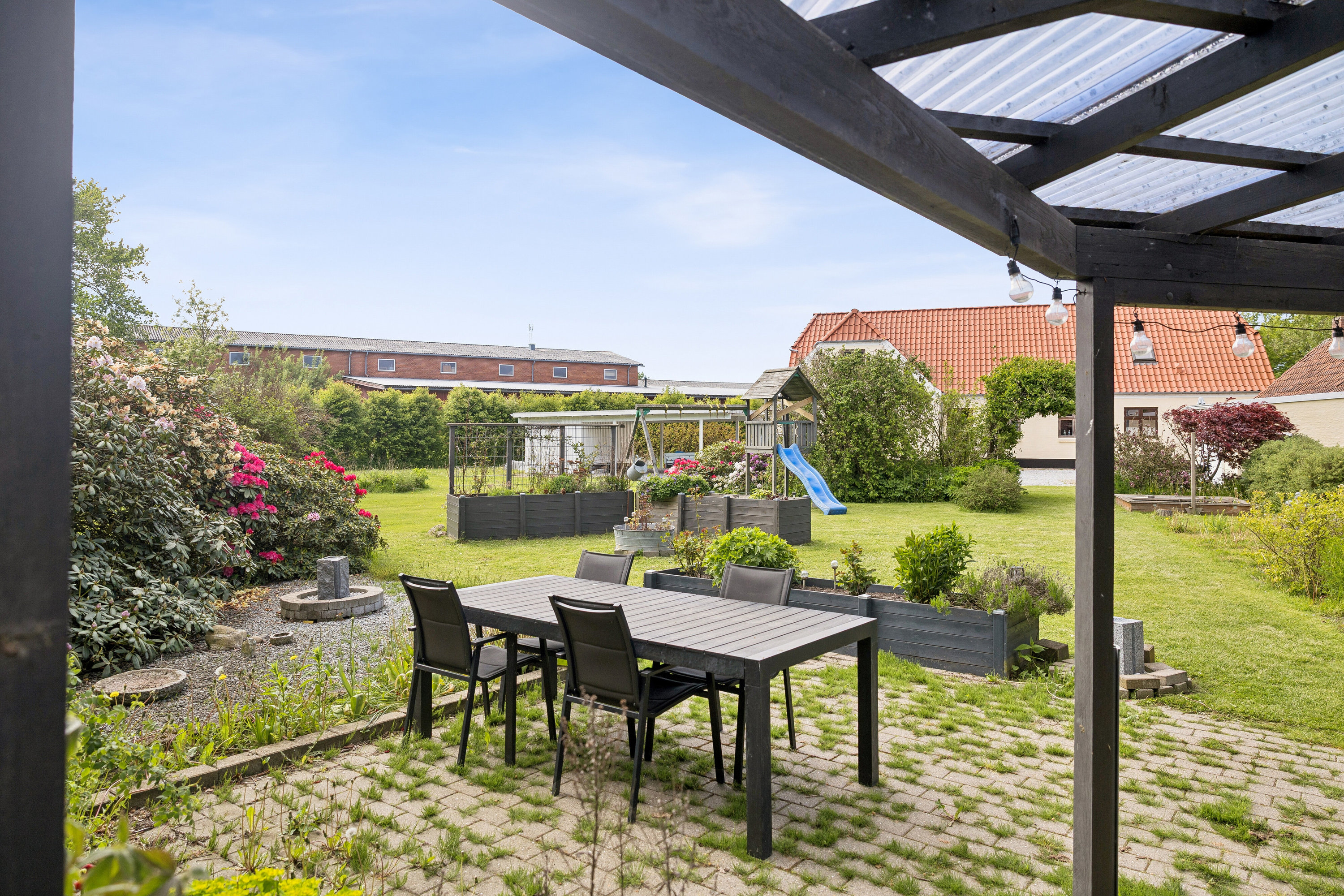 Fremhævet terrasse billede i fuldskærmstilstand. Billede af Ilbro Byvej 108, 9800 Hjørring