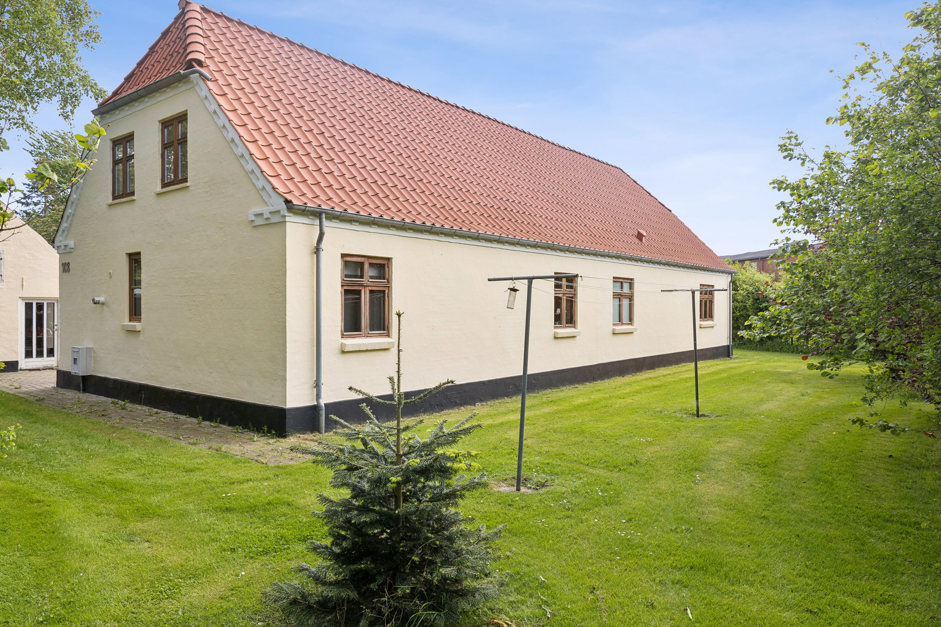 Fremhævet set fra haven billede i fuldskærmstilstand. Billede af Ilbro Byvej 108, 9800 Hjørring