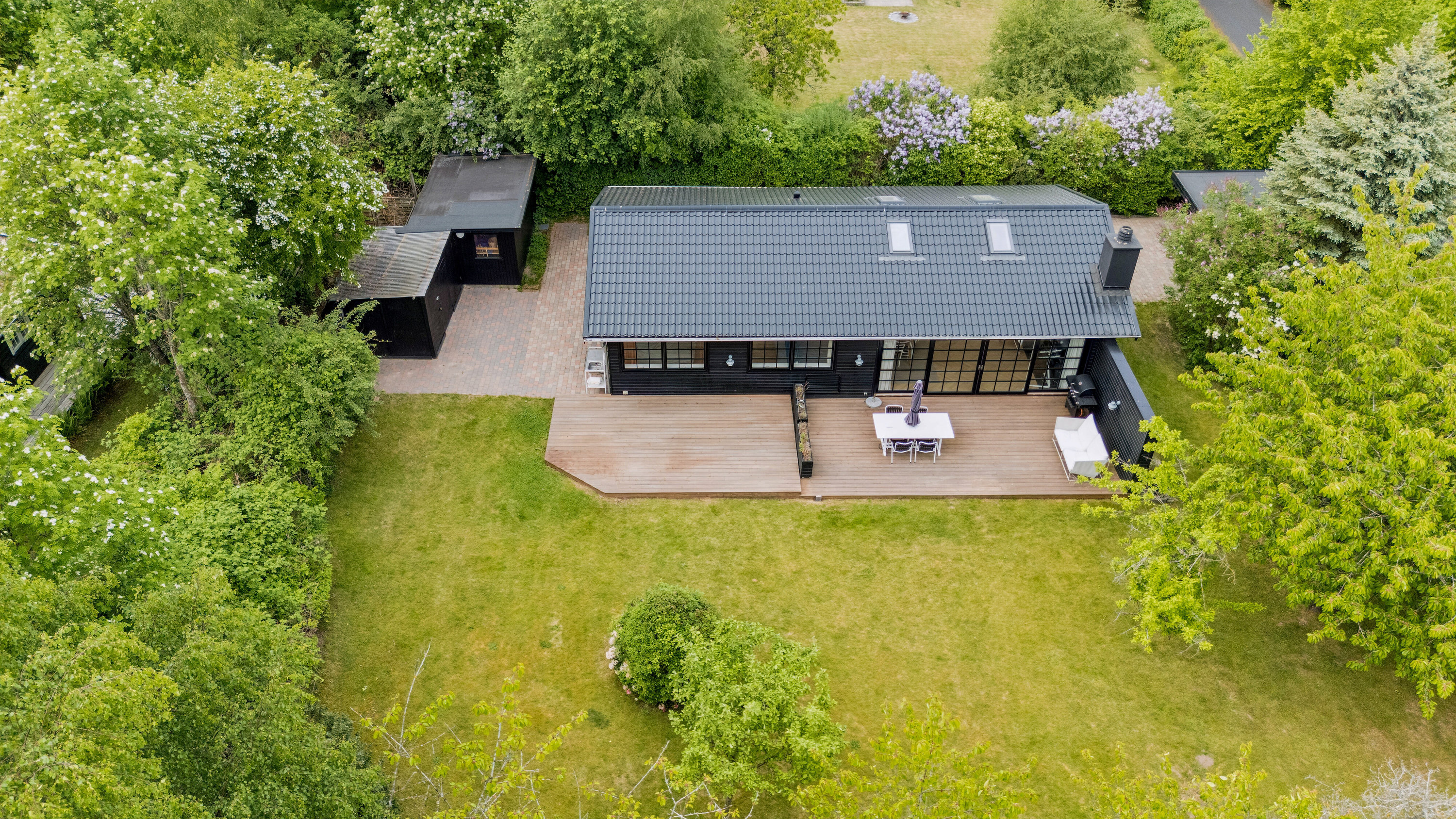 Fremhævet set fra haven billede i fuldskærmstilstand. Billede af Solsortevej 18, Villingerød, 3120 Dronningmølle