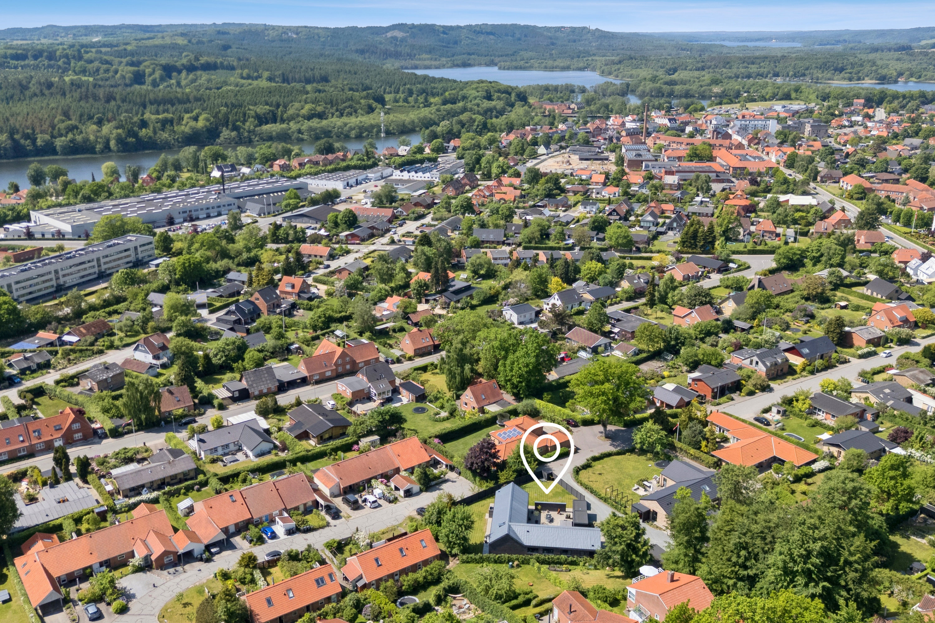 Fremhævet luftfoto billede i fuldskærmstilstand. Billede af Akacievej 17, 8680 Ry