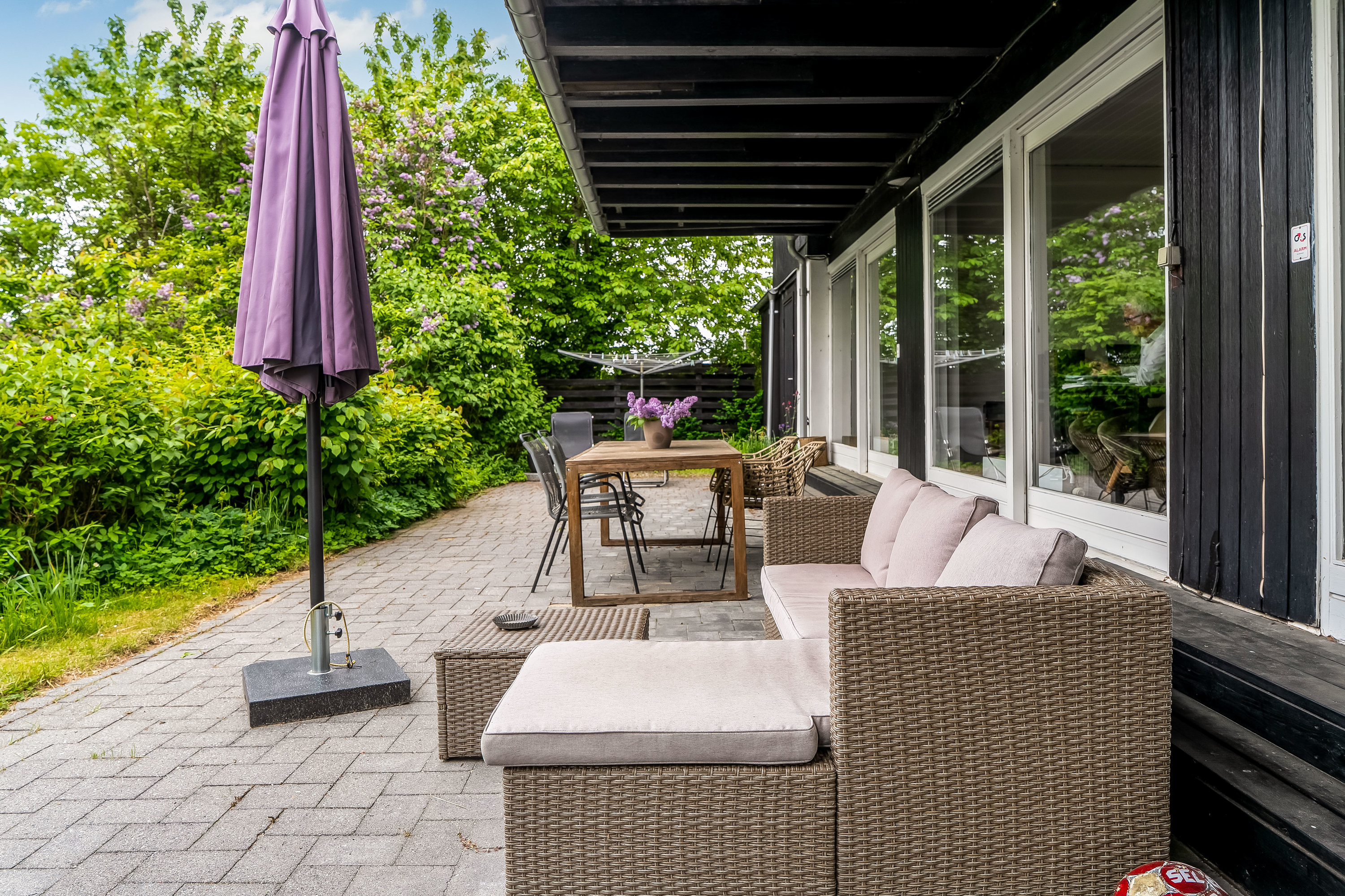 Fremhævet overdækket terrasse billede i fuldskærmstilstand. Billede af Bæverdalen 26, Ny Hammersholt, 3400 Hillerød